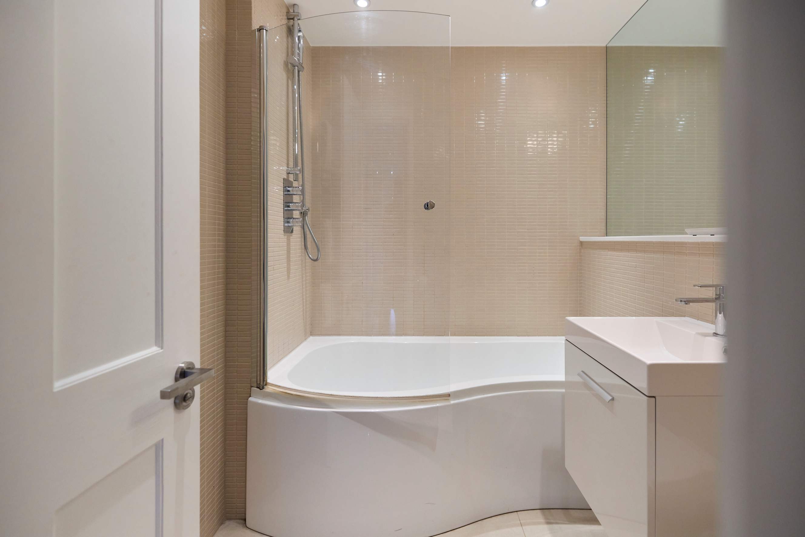 The Clapham Crib in Leathwaite Road 7 SW11 1XG - Property image 73 - VivreStays