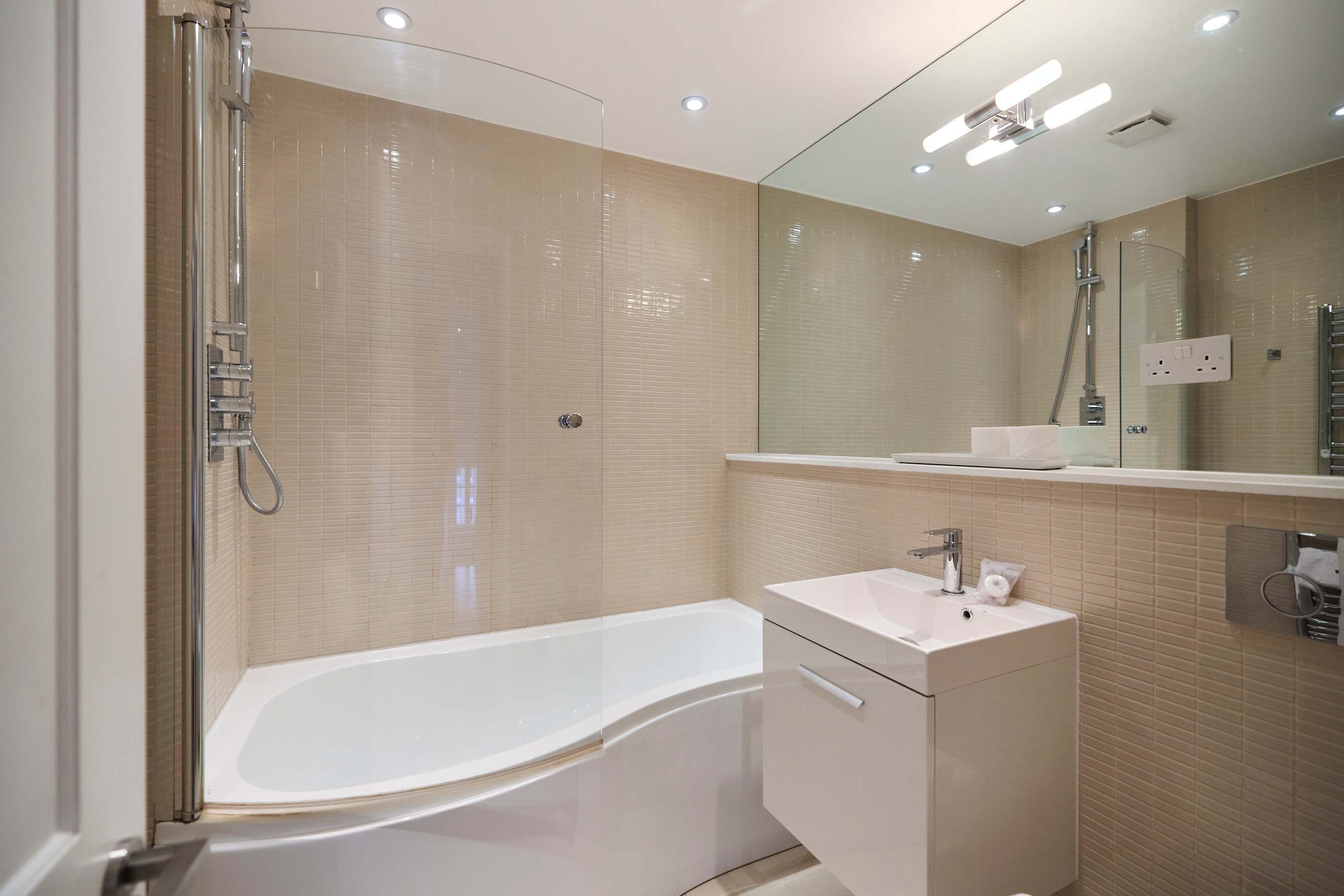 The Clapham Crib in Leathwaite Road 7 SW11 1XG - Property image 74 - VivreStays