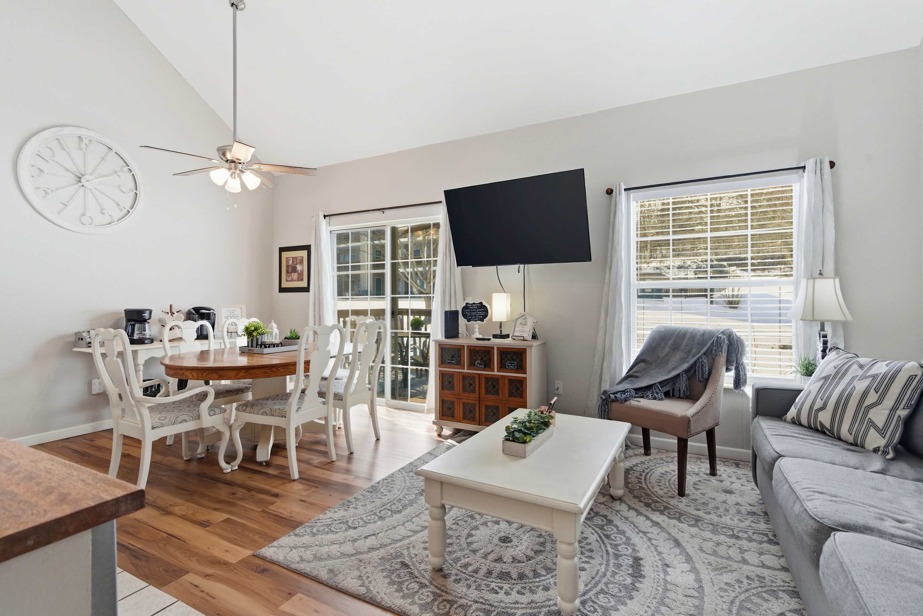 Fall Creek Farmhouse For 6