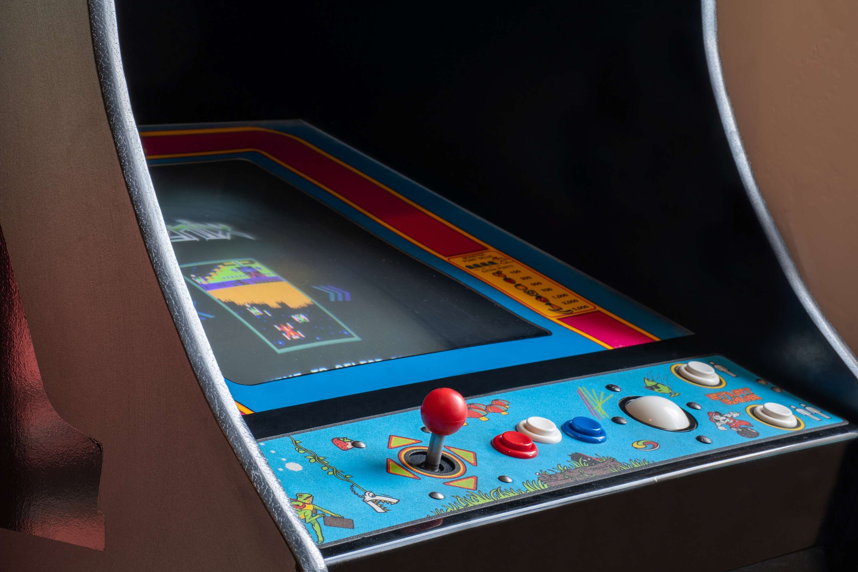 Fun Frogger arcade game - perfect for game nights
