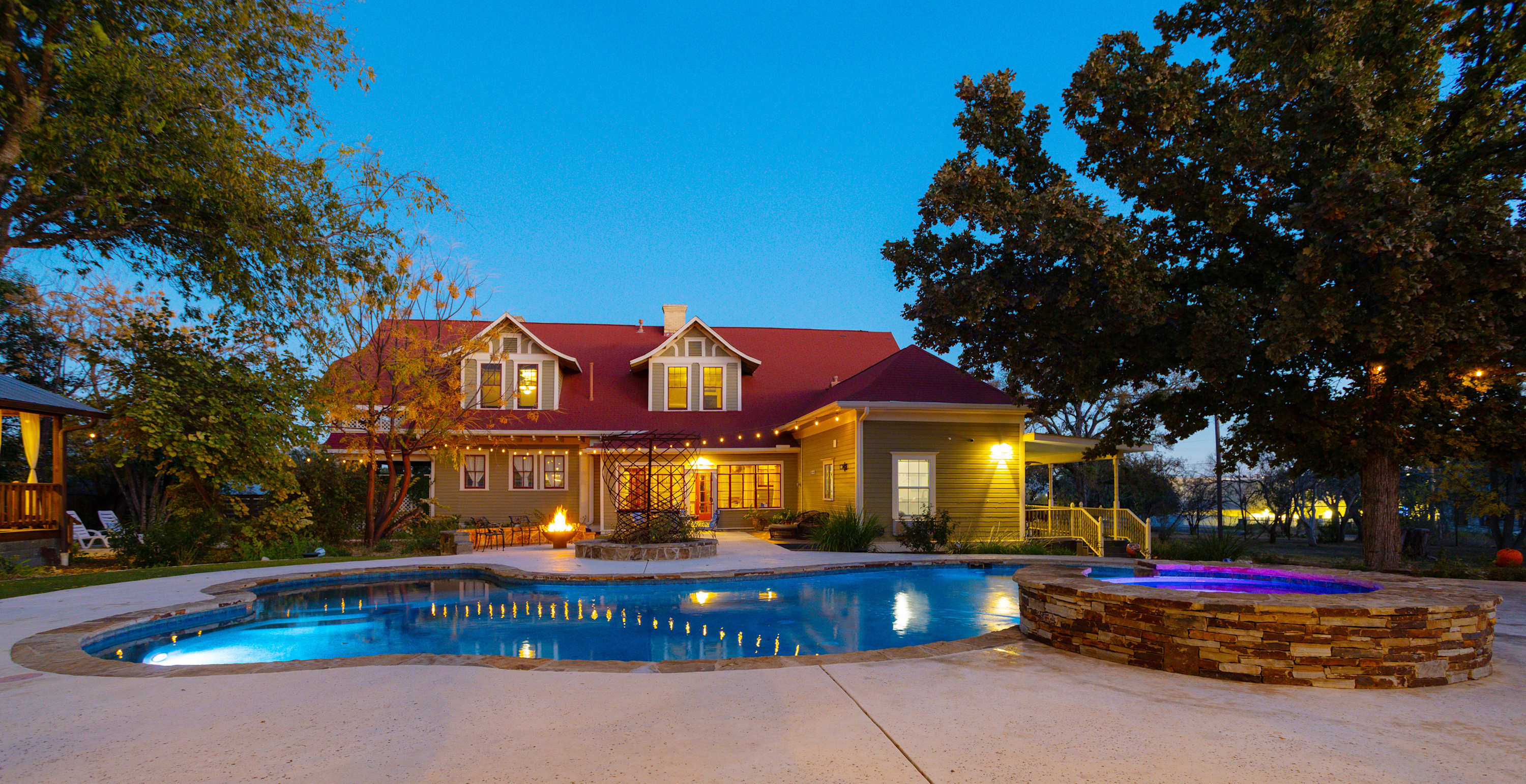 1906 Haus Stay for 13 with Access to Pool Hot Tub