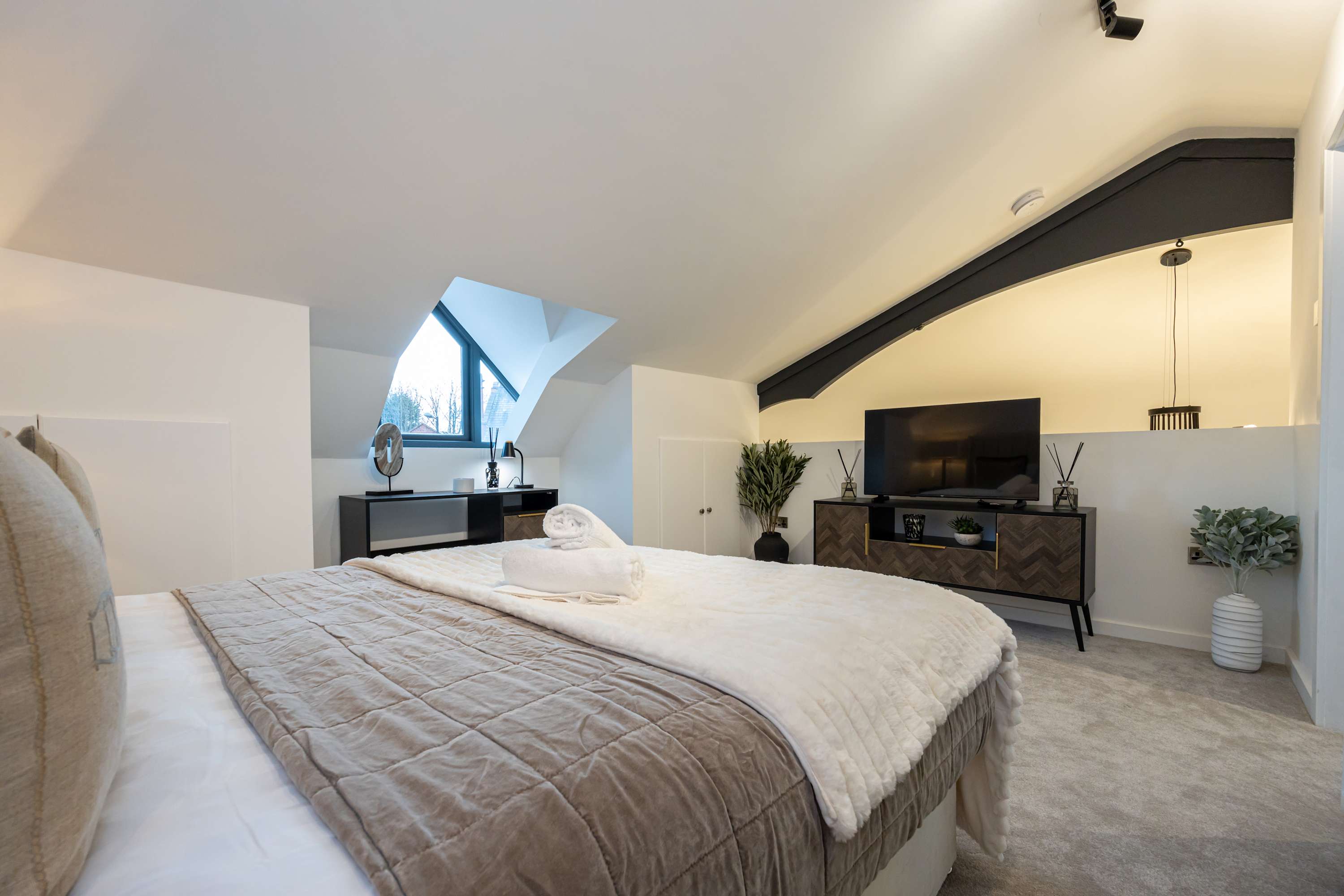 Luxury Church Conversion in Hale - Sleeps 4 in Cecil Road WA15 9NT - Property image 8 - VivreStays