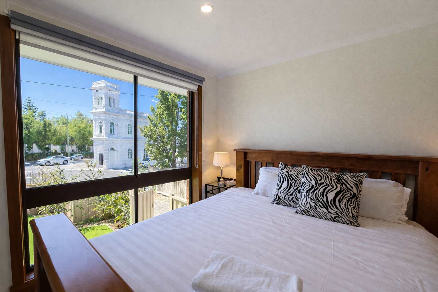 Light-Filled and Spacious 3BR Unit Near Yarra River