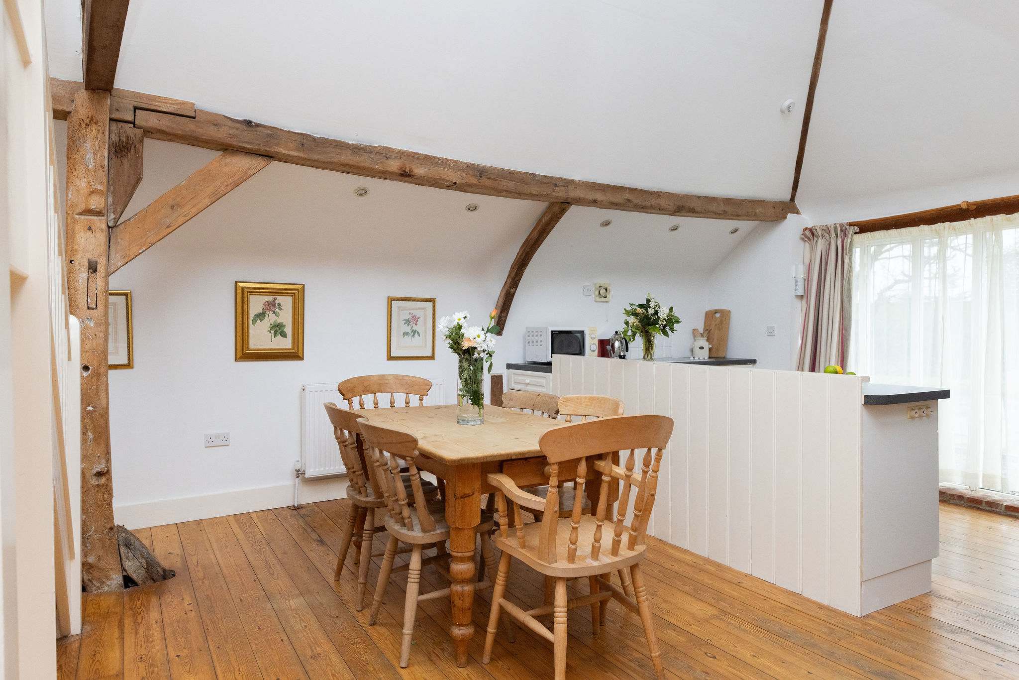 A great social space in Wren Barn with seating for 6 and open plan kitchen.