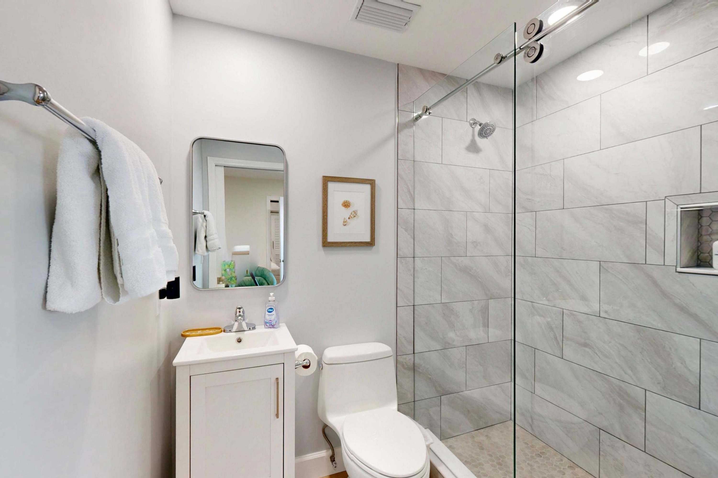 Beachfront Retreat, Hot Tub, Fire Table + Lrg Deck