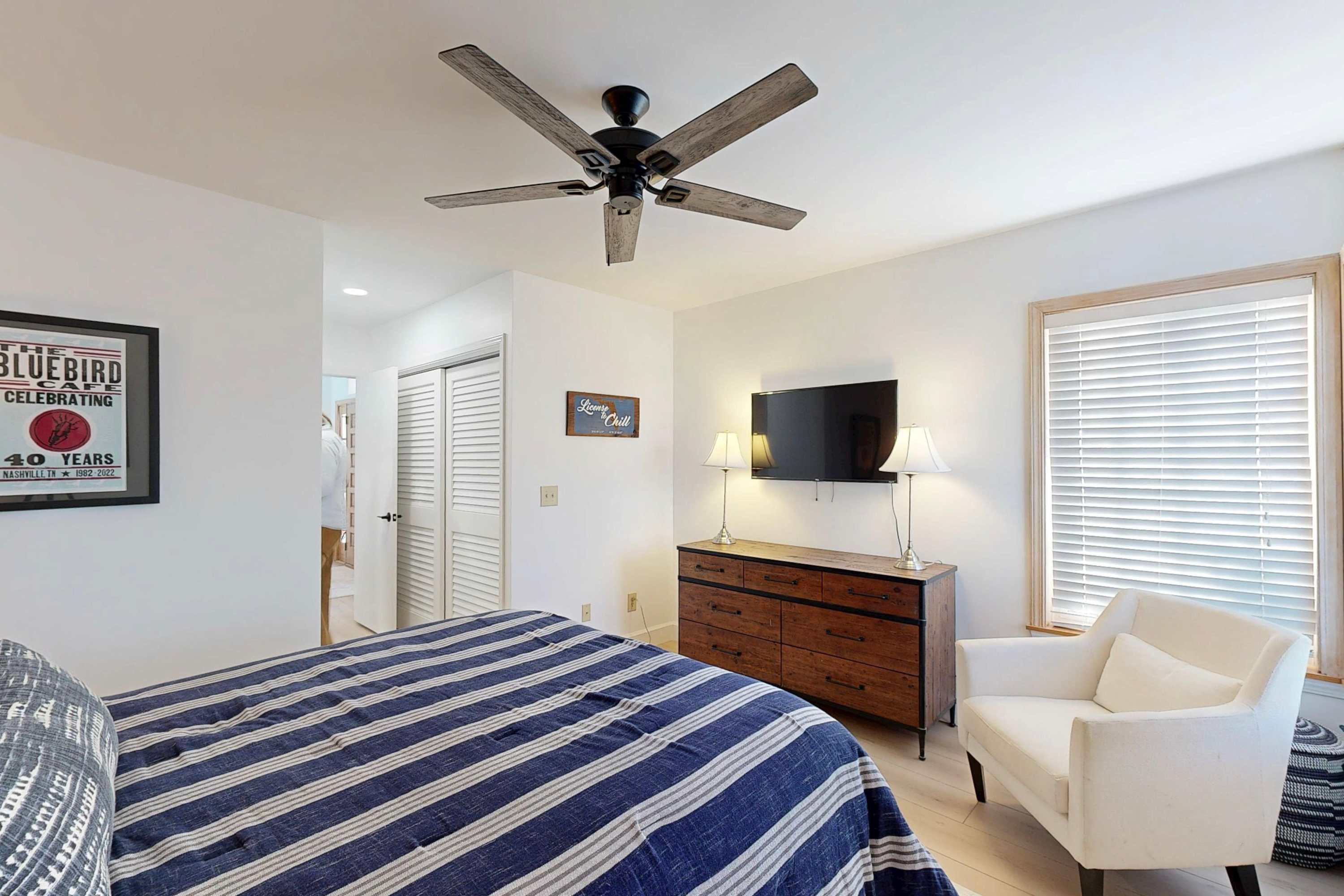 Beachfront Retreat, Hot Tub, Fire Table + Lrg Deck