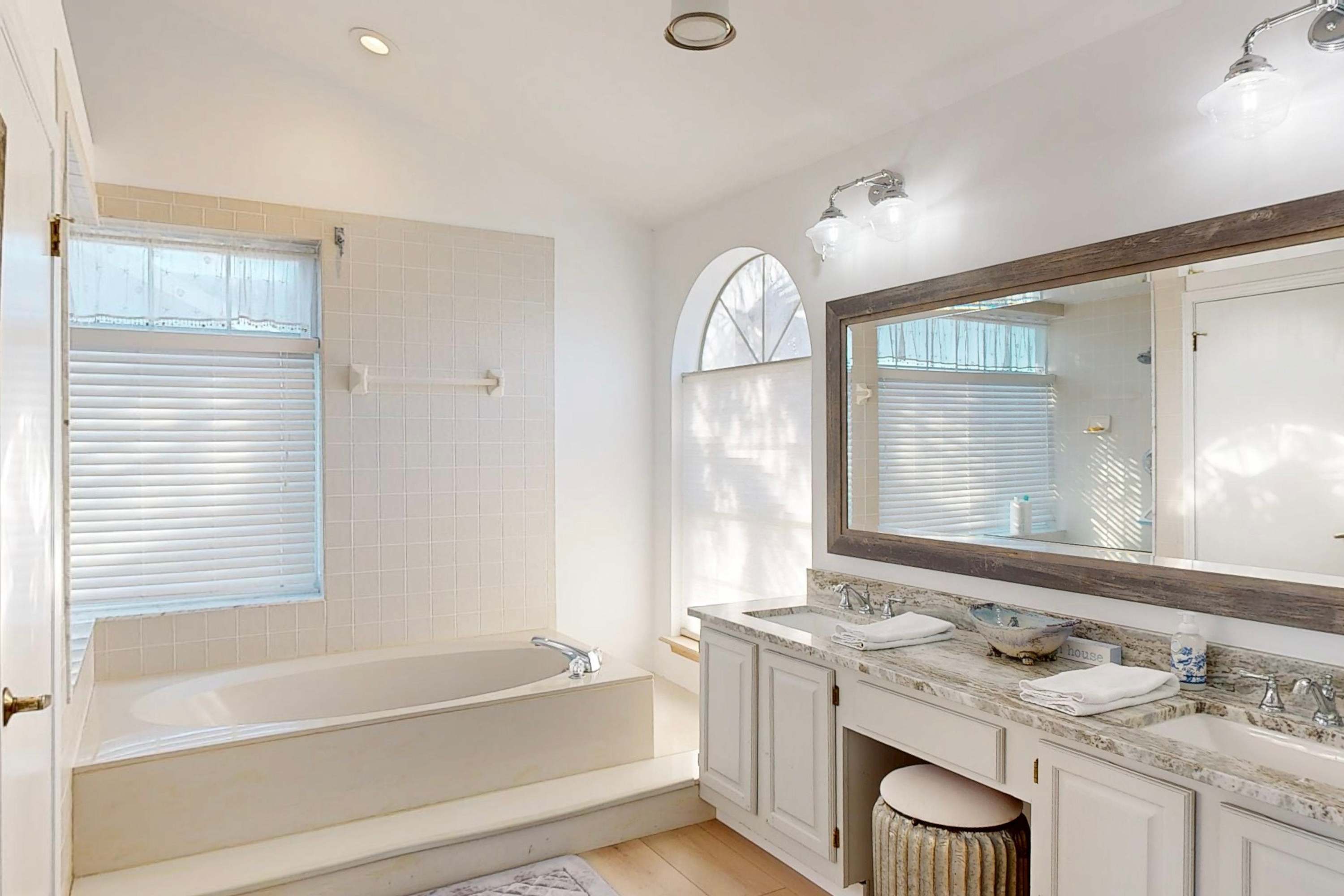 Beachfront Retreat, Hot Tub, Fire Table + Lrg Deck