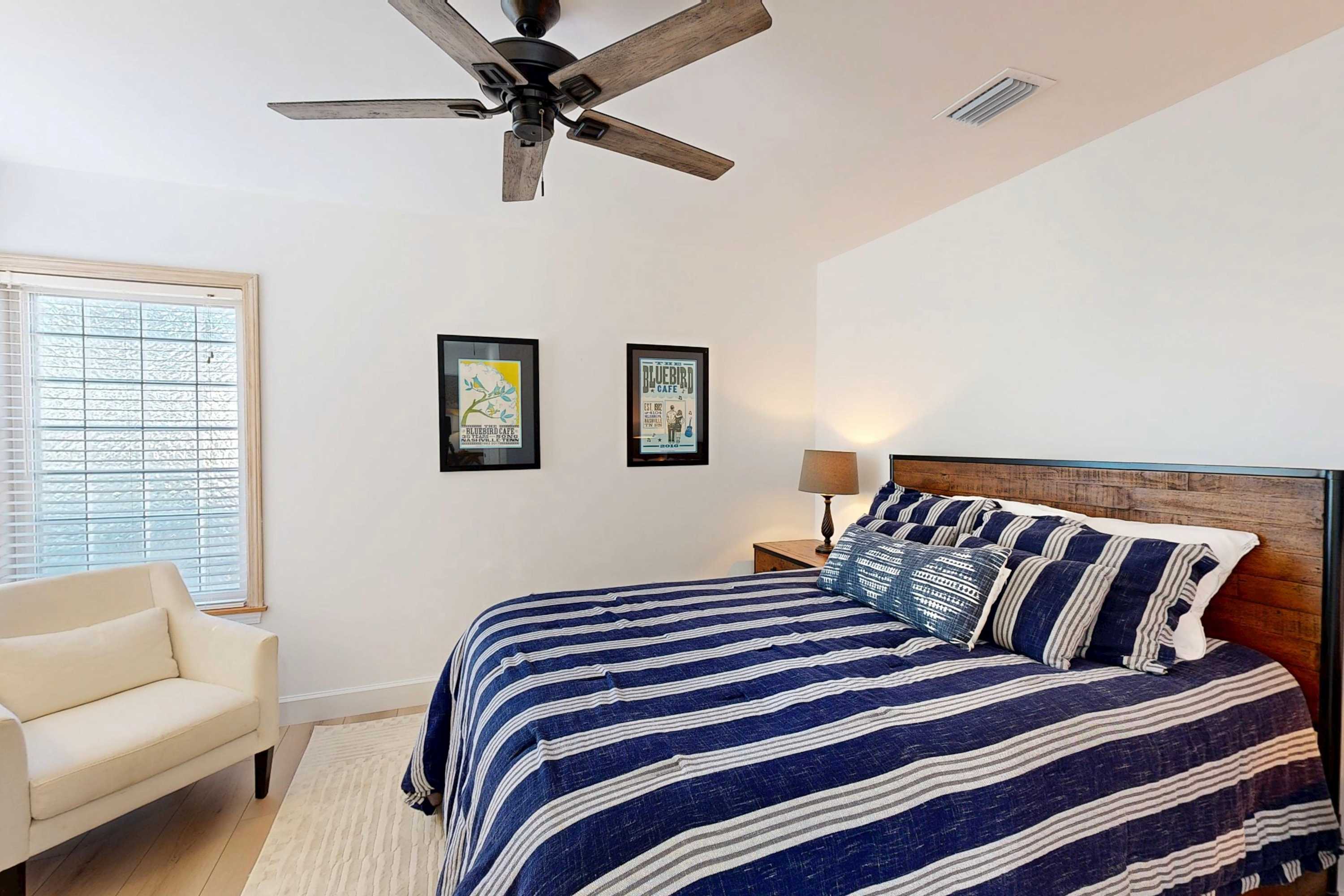 Beachfront Retreat, Hot Tub, Fire Table + Lrg Deck