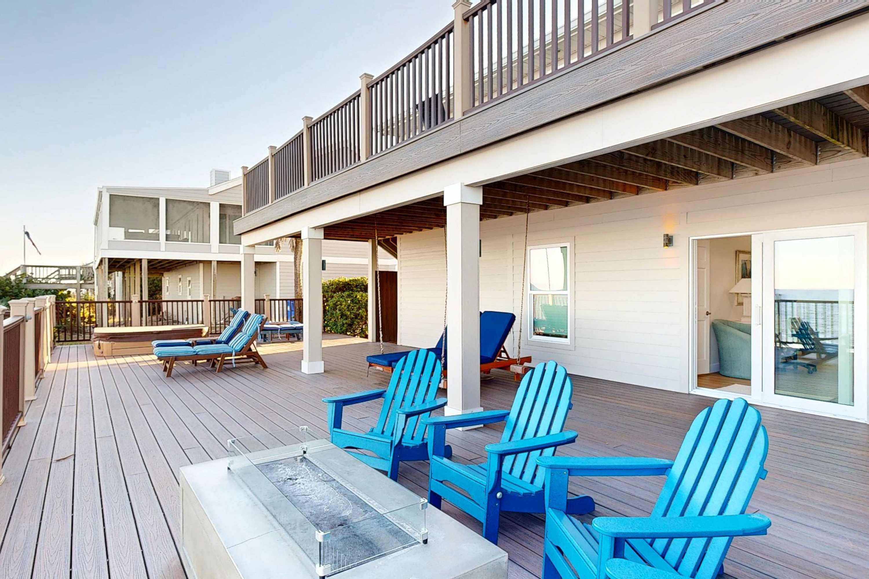 Beachfront Retreat, Hot Tub, Fire Table + Lrg Deck