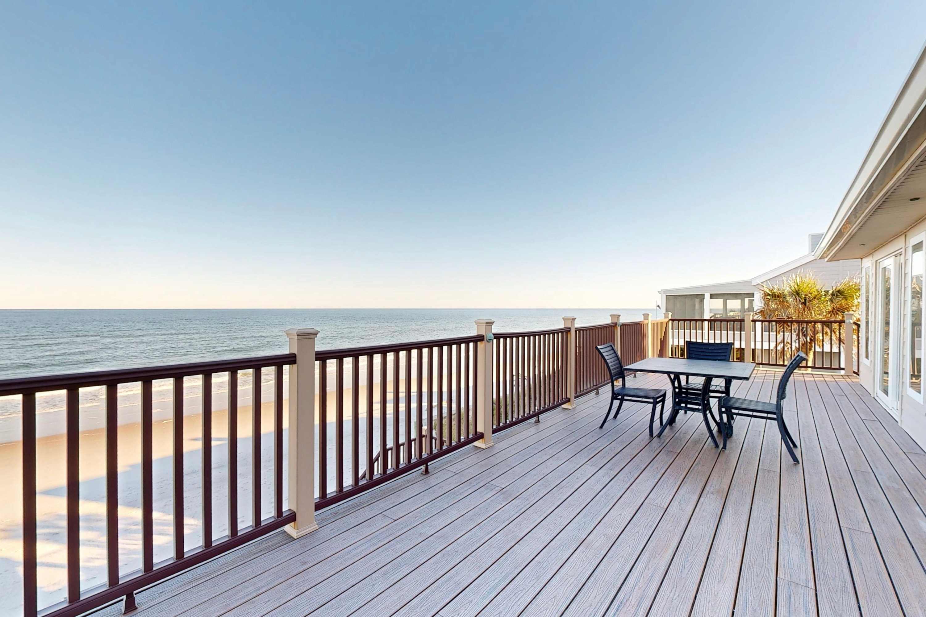 Beachfront Retreat, Hot Tub, Fire Table + Lrg Deck