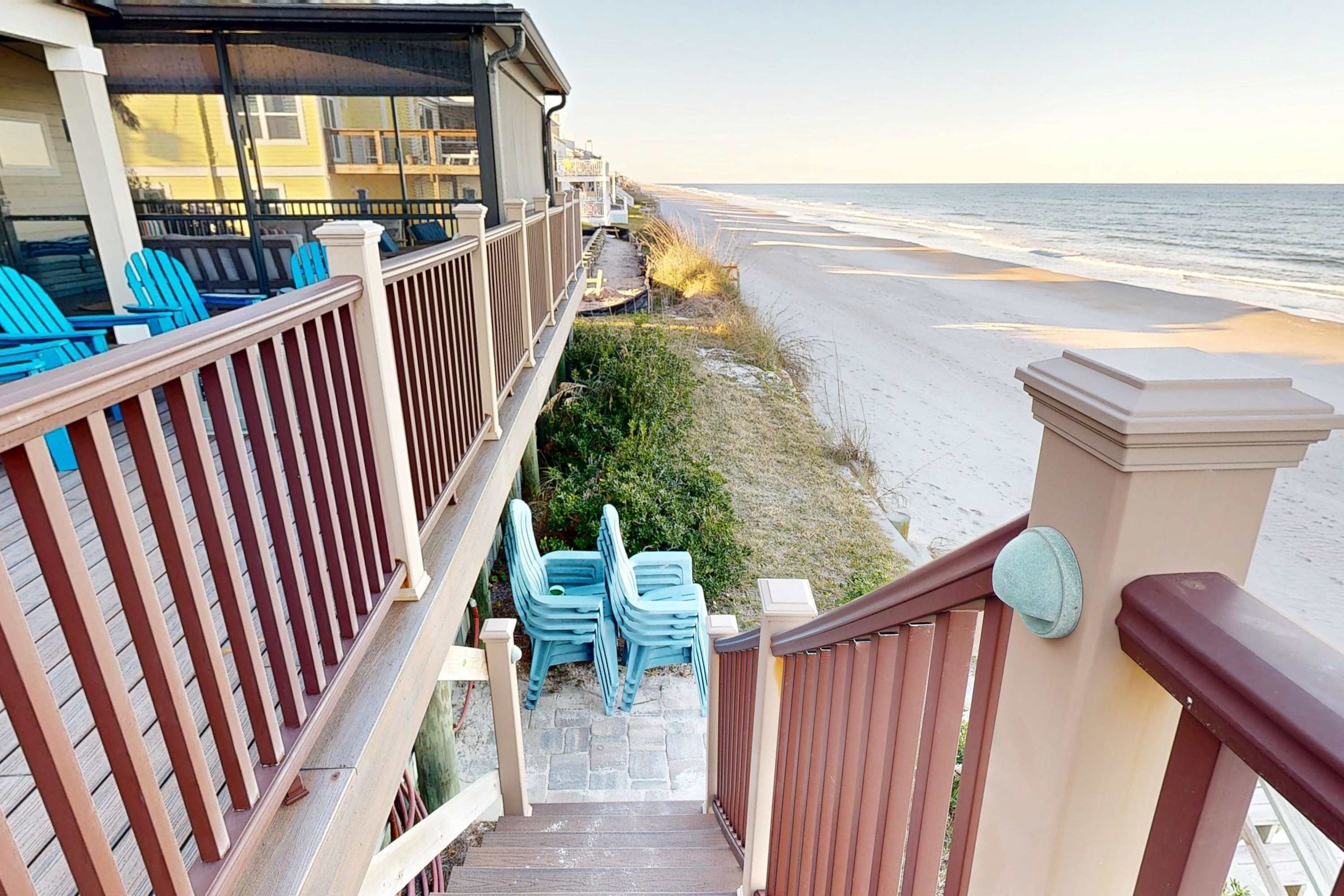 Beachfront Retreat, Hot Tub, Fire Table + Lrg Deck