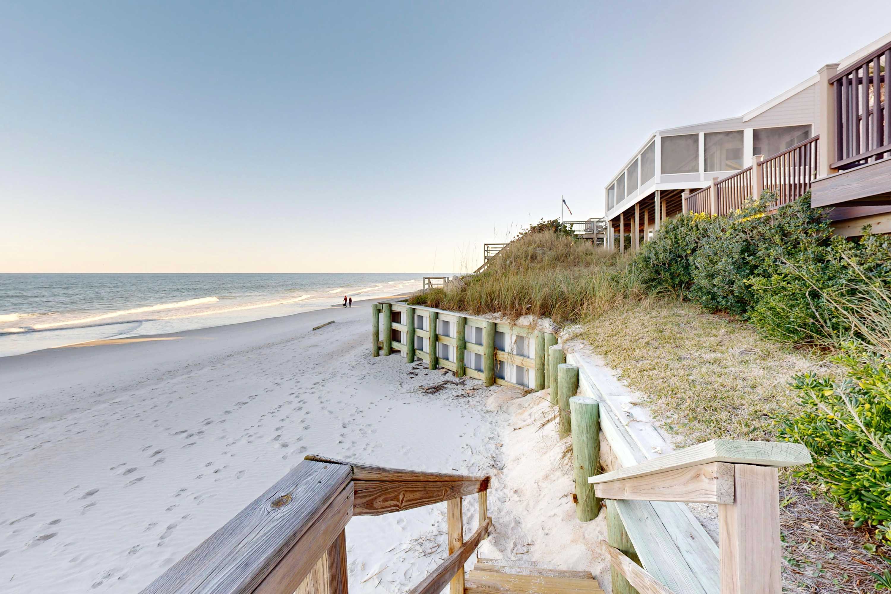 Beachfront Retreat, Hot Tub, Fire Table + Lrg Deck