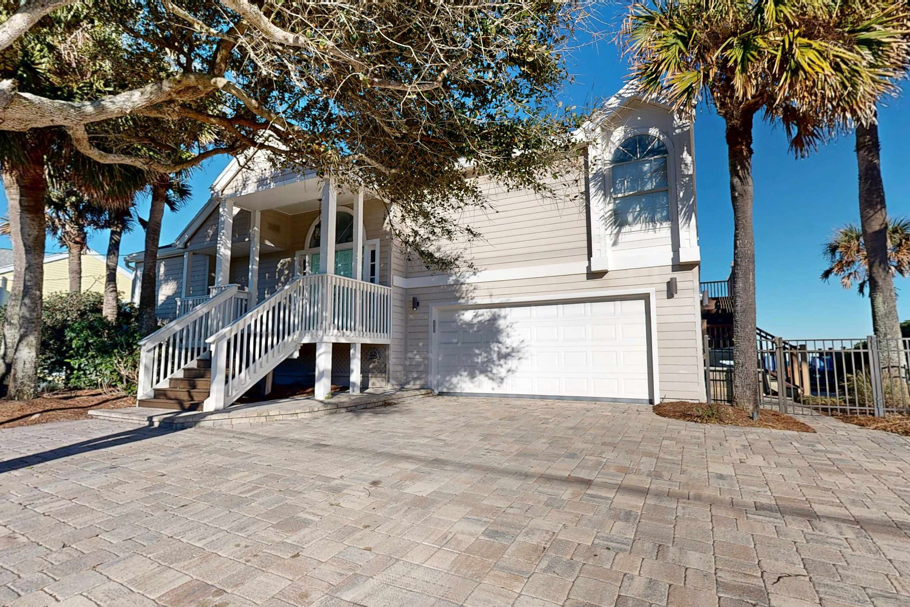 Beachfront Retreat, Hot Tub, Fire Table + Lrg Deck