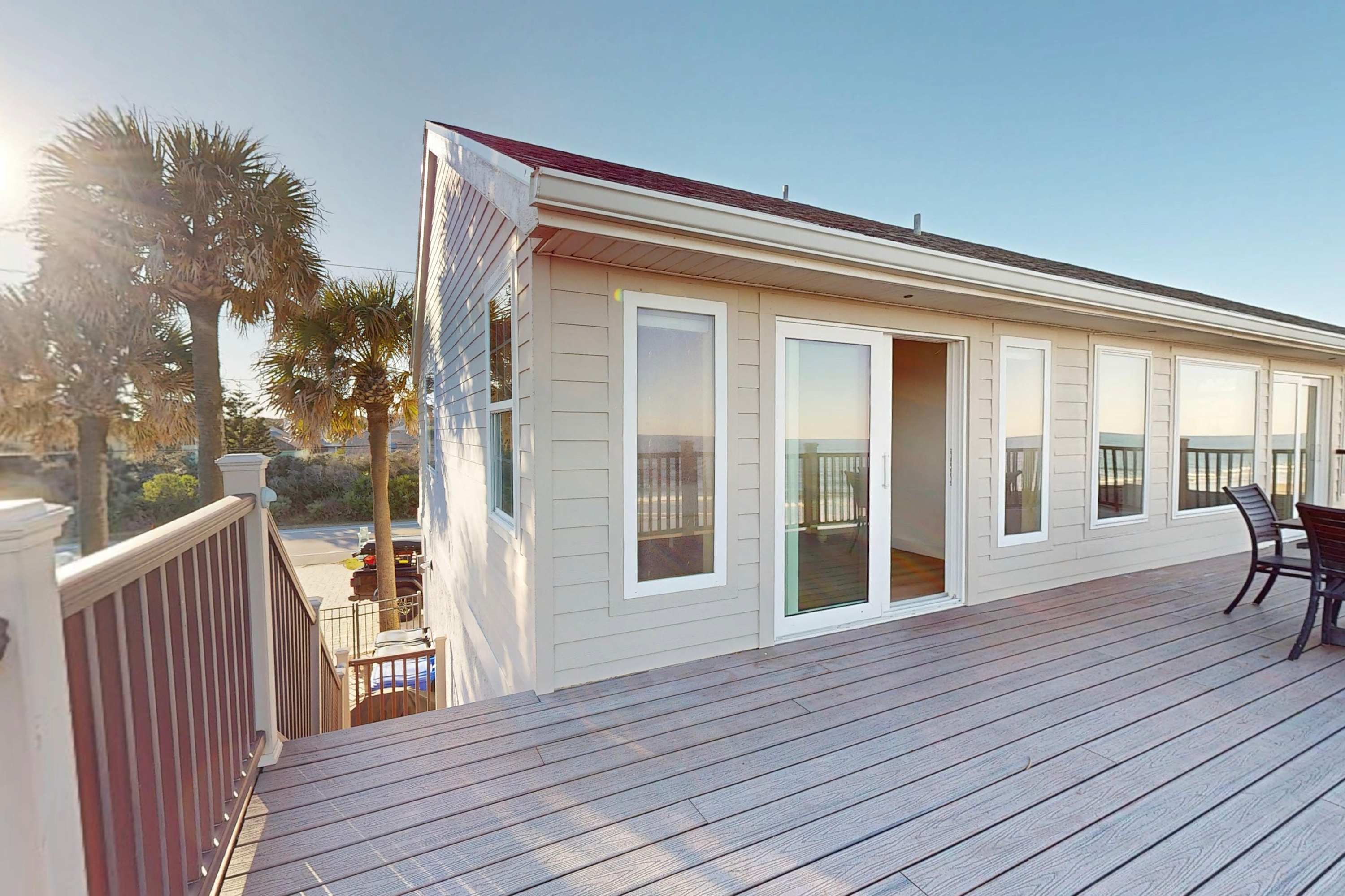 Beachfront Retreat, Hot Tub, Fire Table + Lrg Deck