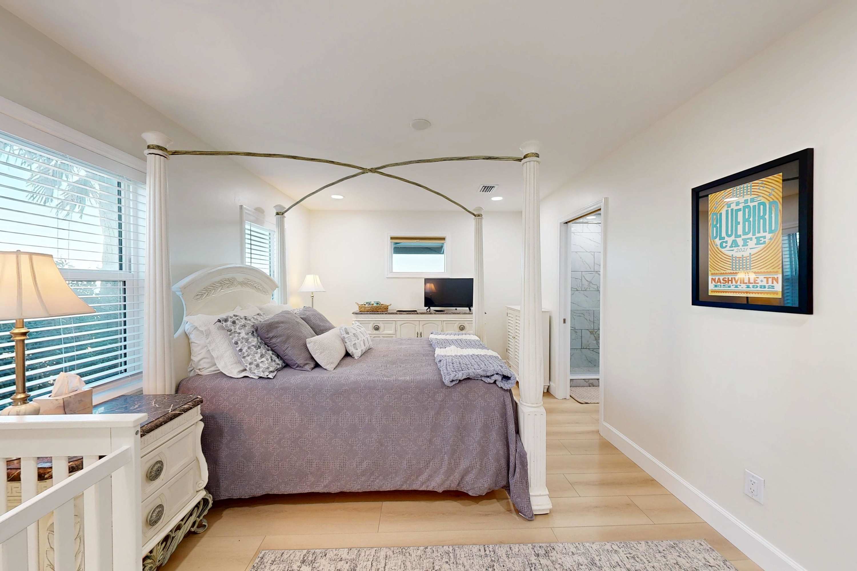 Beachfront Retreat, Hot Tub, Fire Table + Lrg Deck