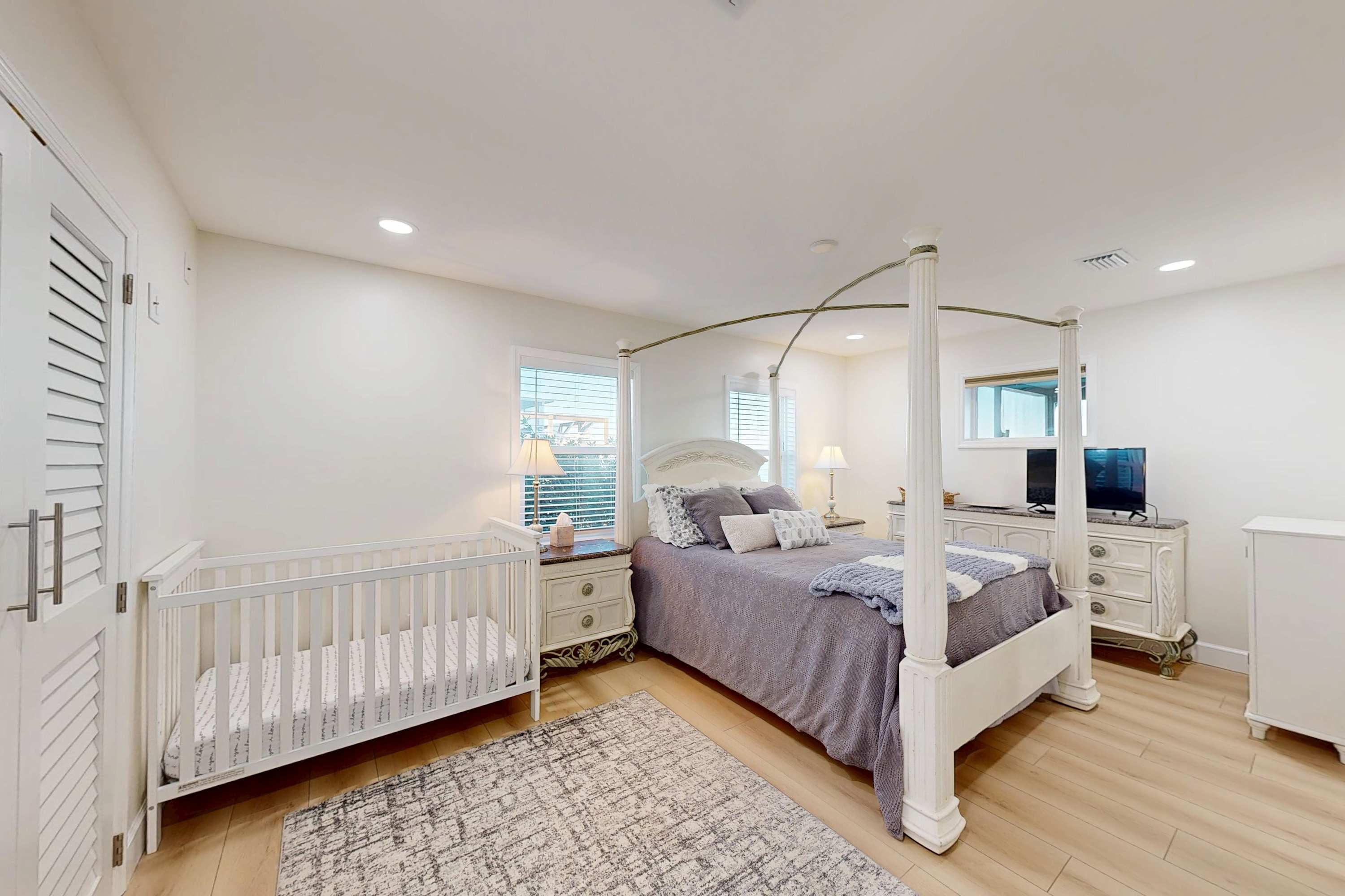 Beachfront Retreat, Hot Tub, Fire Table + Lrg Deck