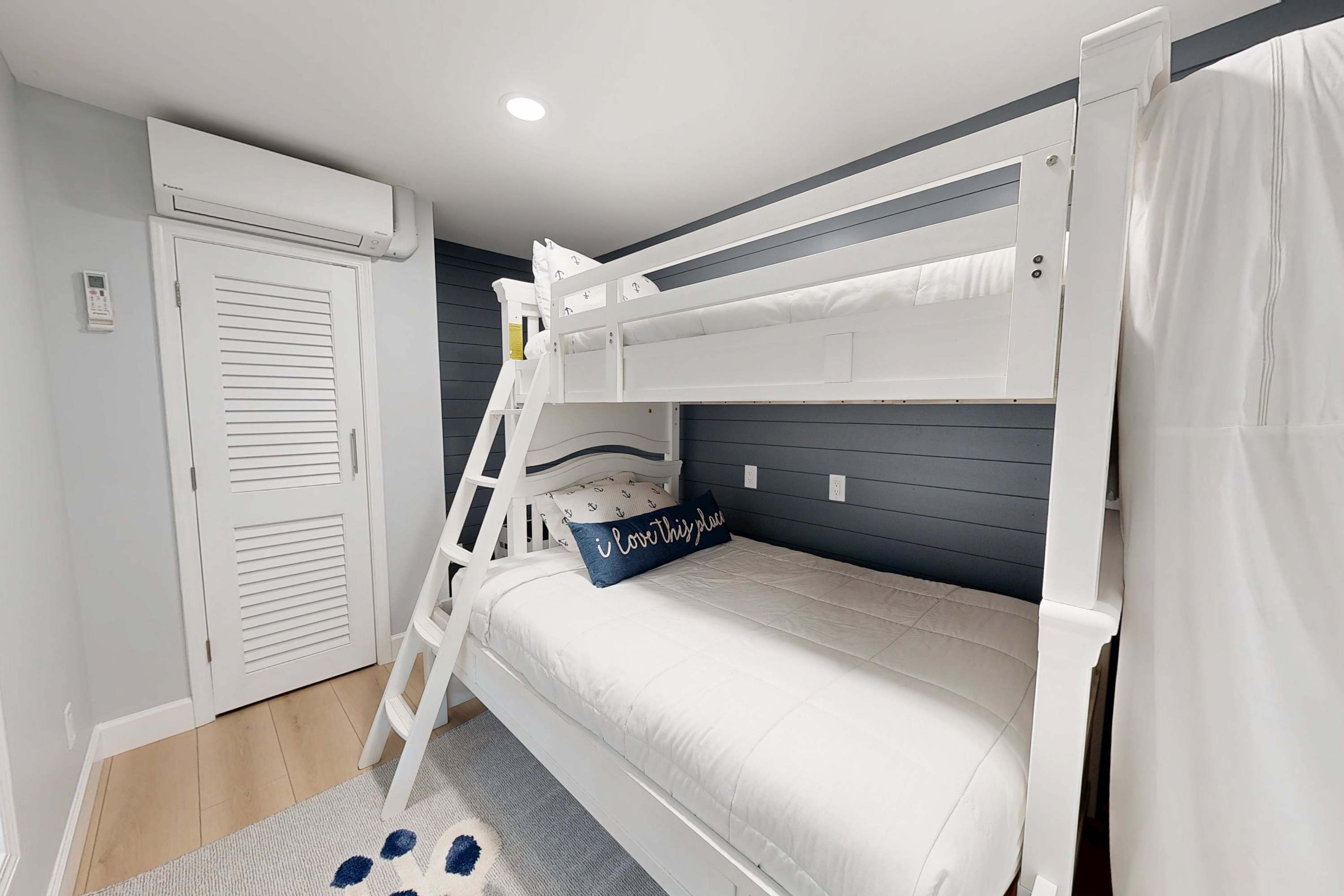 Beachfront Retreat, Hot Tub, Fire Table + Lrg Deck