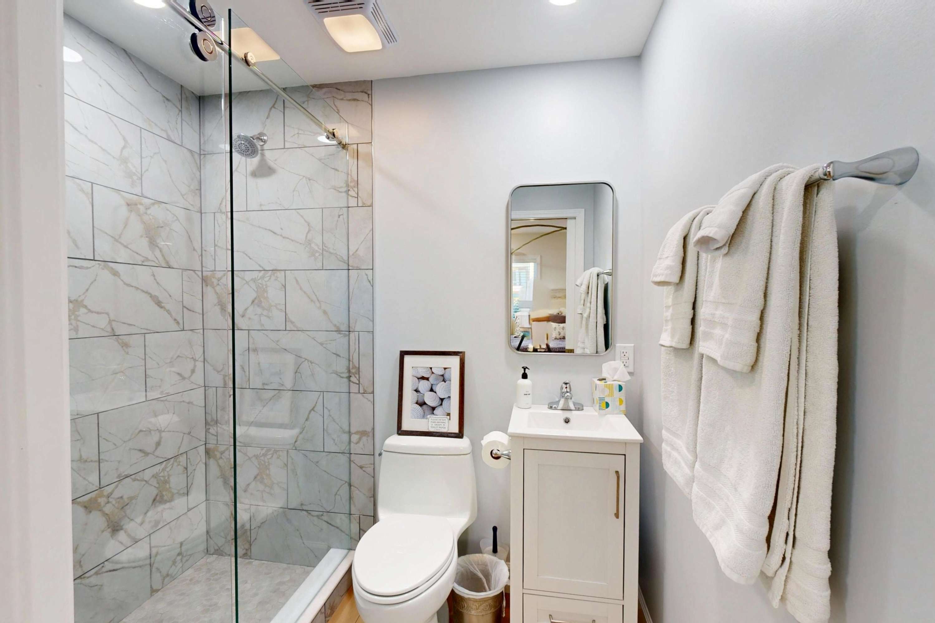 Beachfront Retreat, Hot Tub, Fire Table + Lrg Deck