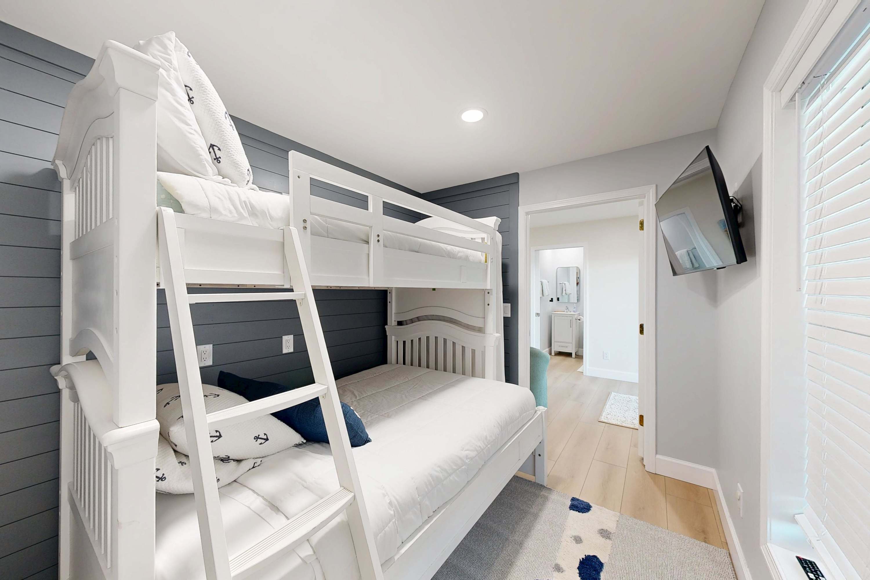 Beachfront Retreat, Hot Tub, Fire Table + Lrg Deck