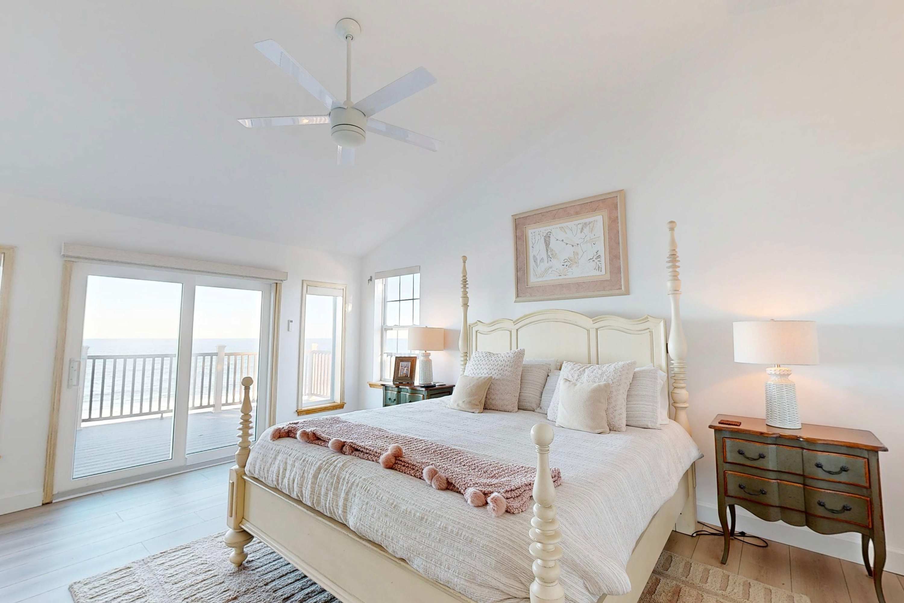 Beachfront Retreat, Hot Tub, Fire Table + Lrg Deck