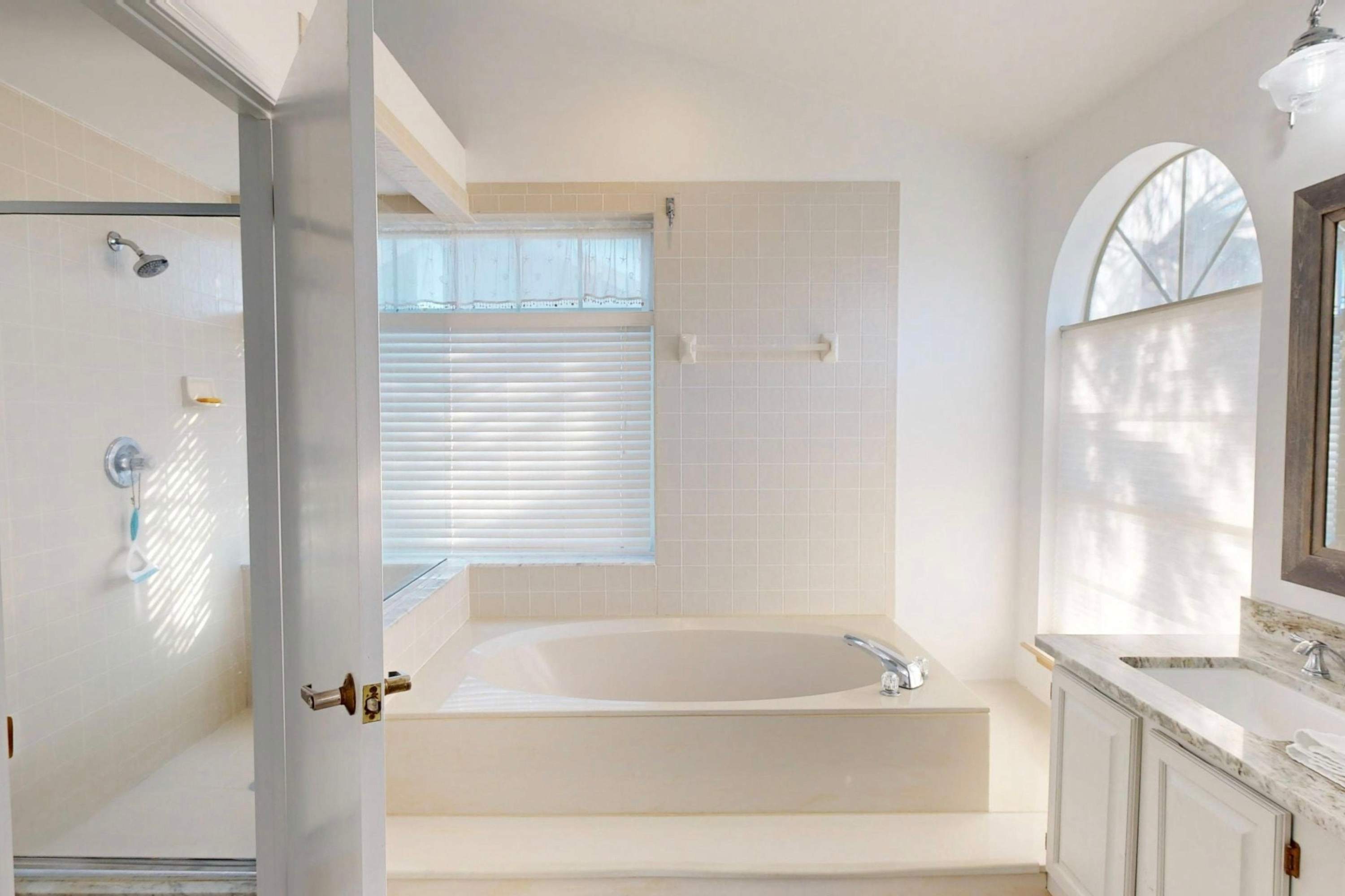 Beachfront Retreat, Hot Tub, Fire Table + Lrg Deck