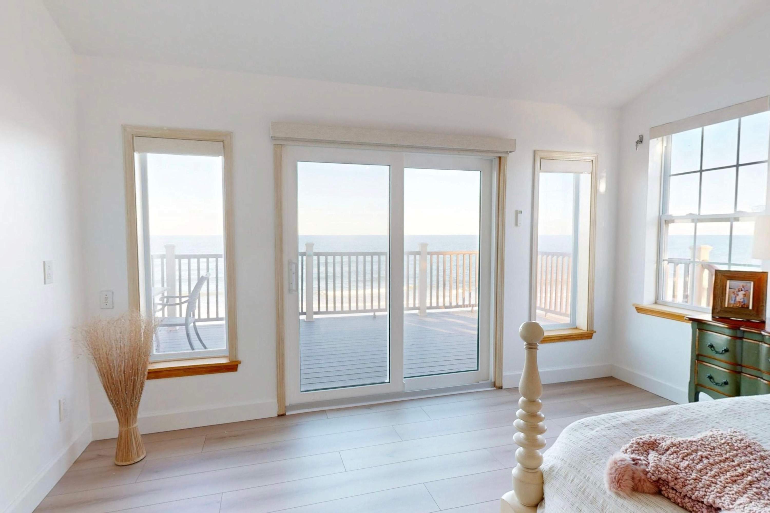 Beachfront Retreat, Hot Tub, Fire Table + Lrg Deck