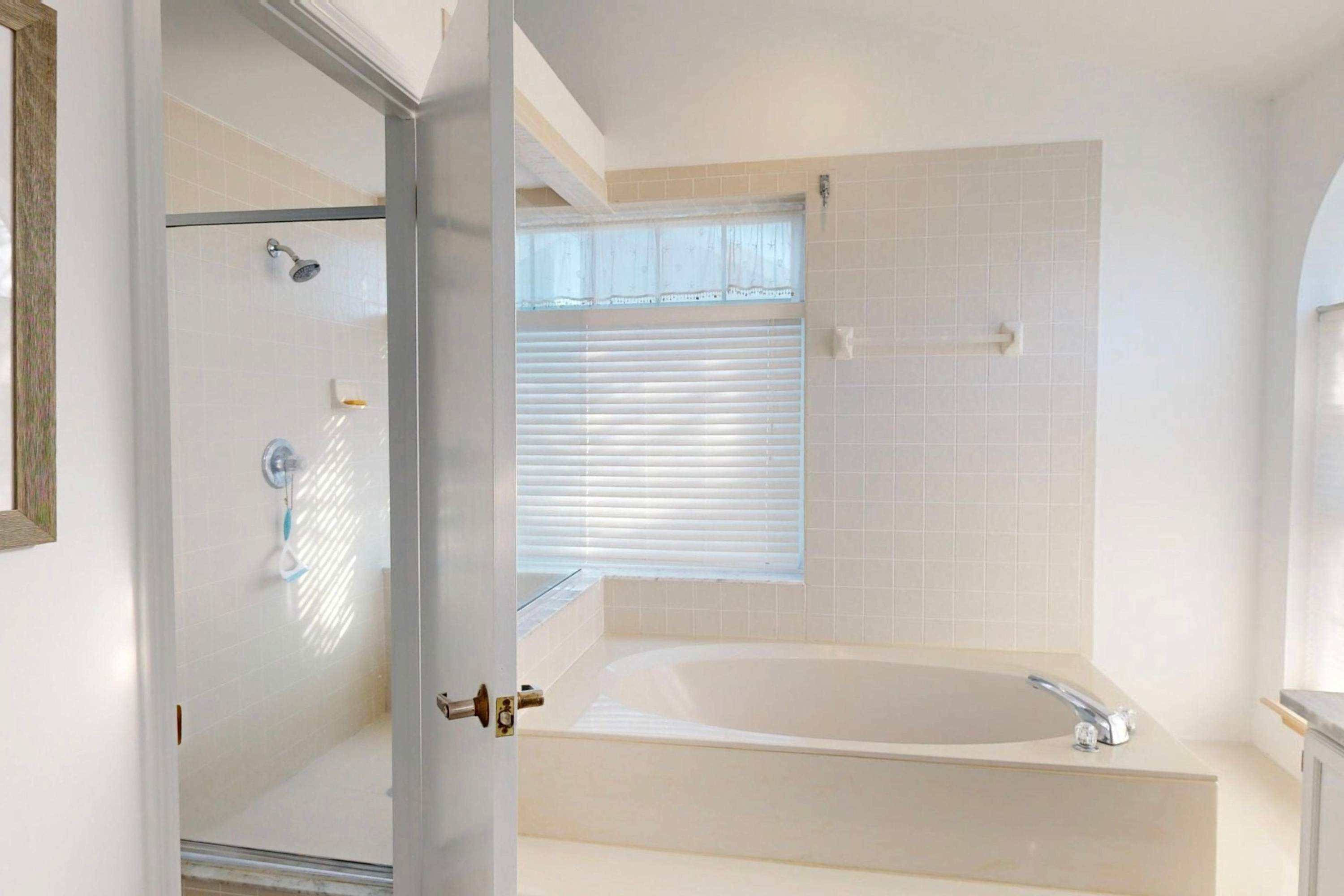 Beachfront Retreat, Hot Tub, Fire Table + Lrg Deck