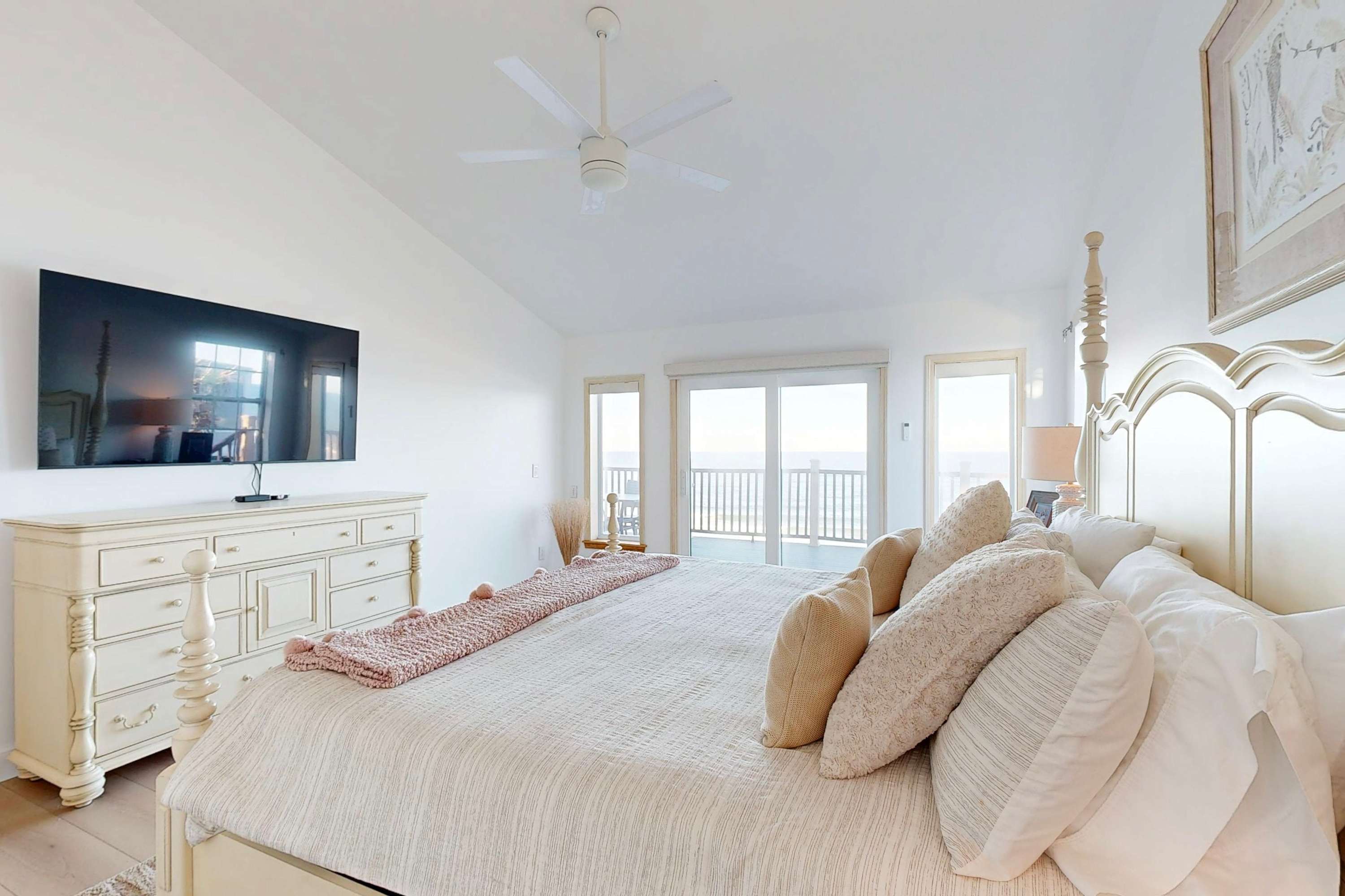 Beachfront Retreat, Hot Tub, Fire Table + Lrg Deck