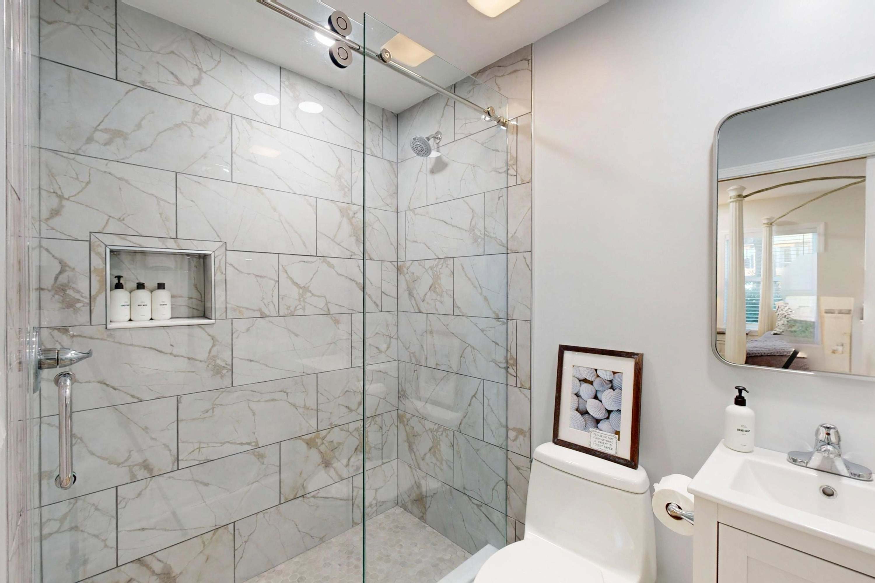 Beachfront Retreat, Hot Tub, Fire Table + Lrg Deck