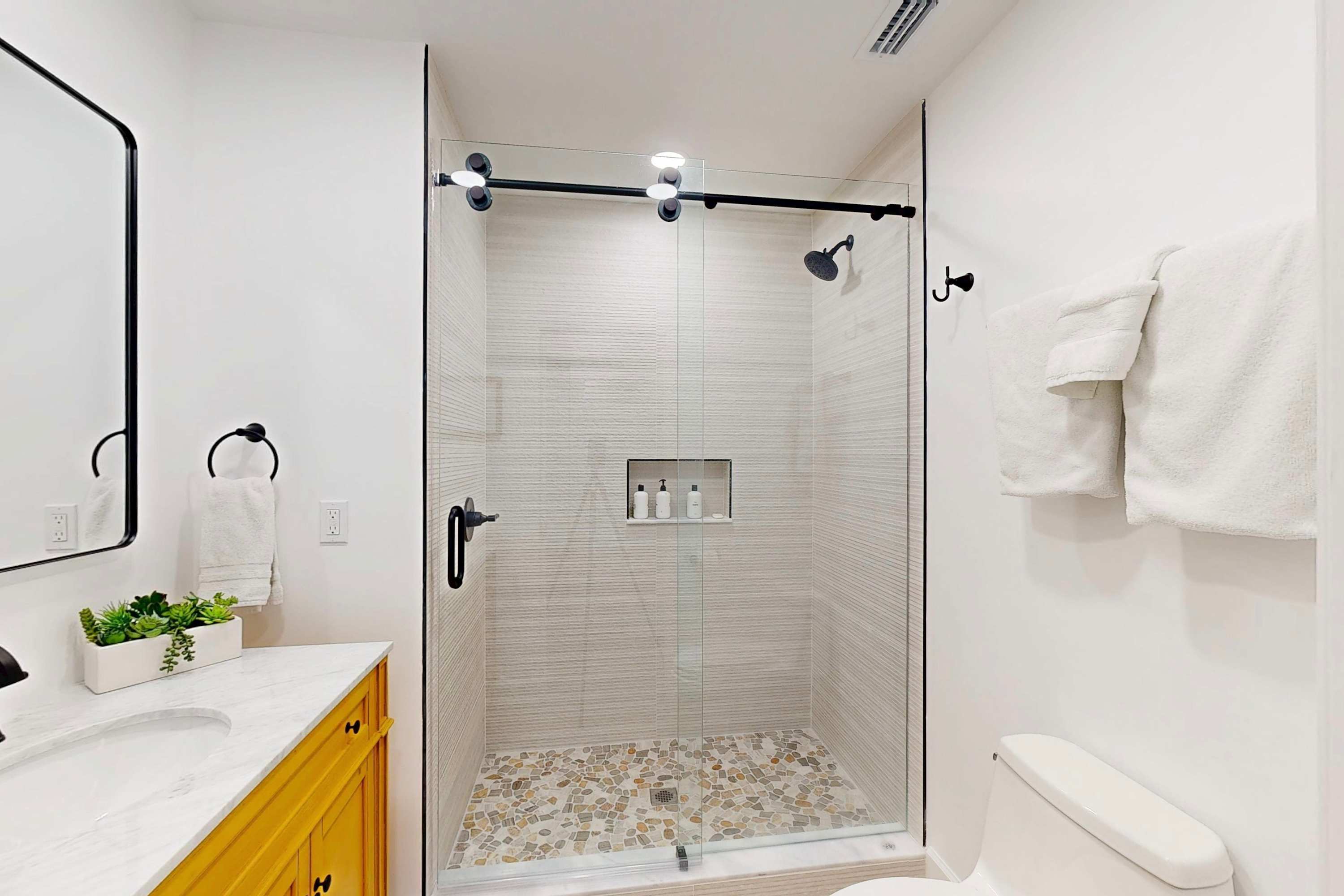 Beachfront Retreat, Hot Tub, Fire Table + Lrg Deck