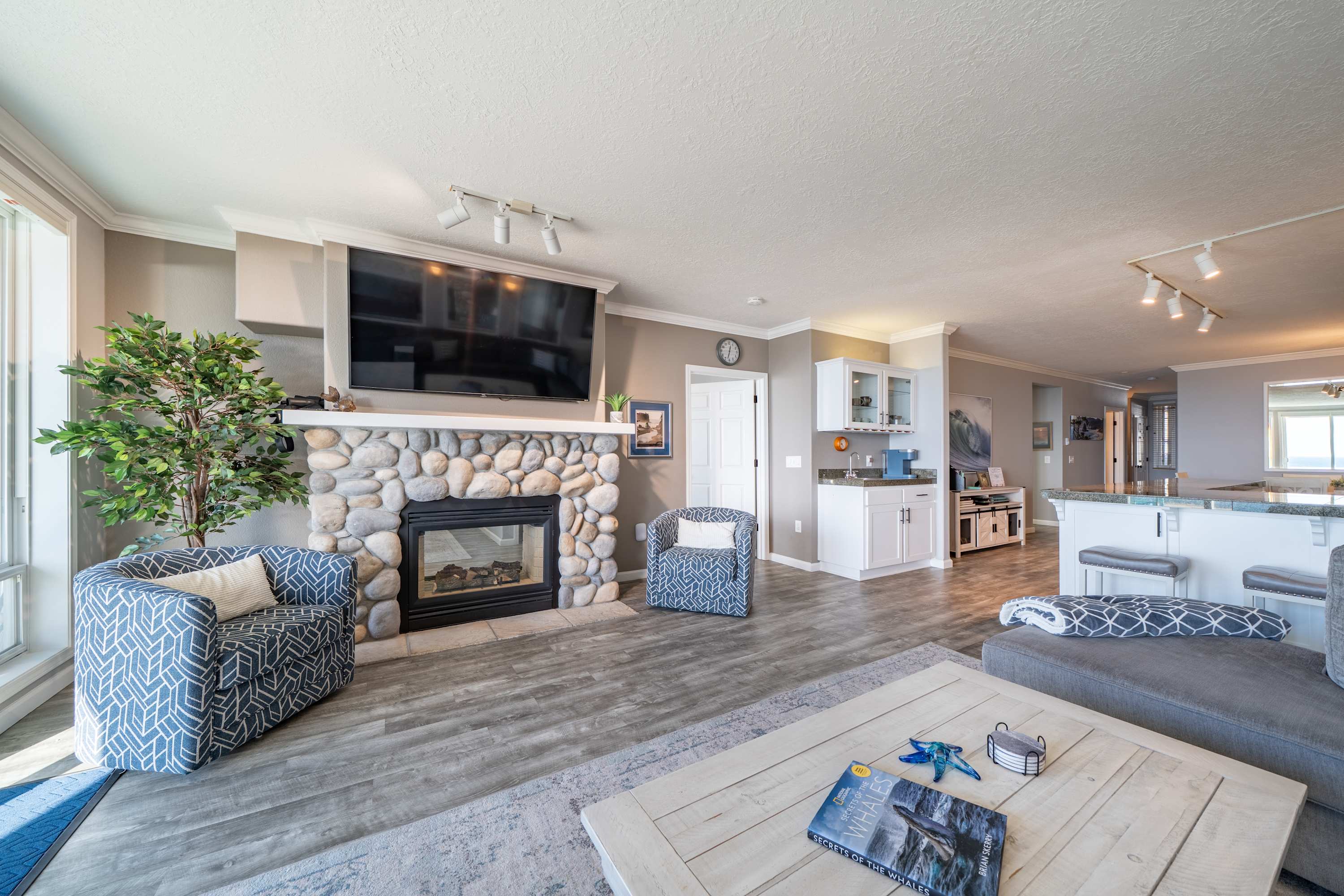 Thundering Sea, River Rock Fireplace and Large Smart TV