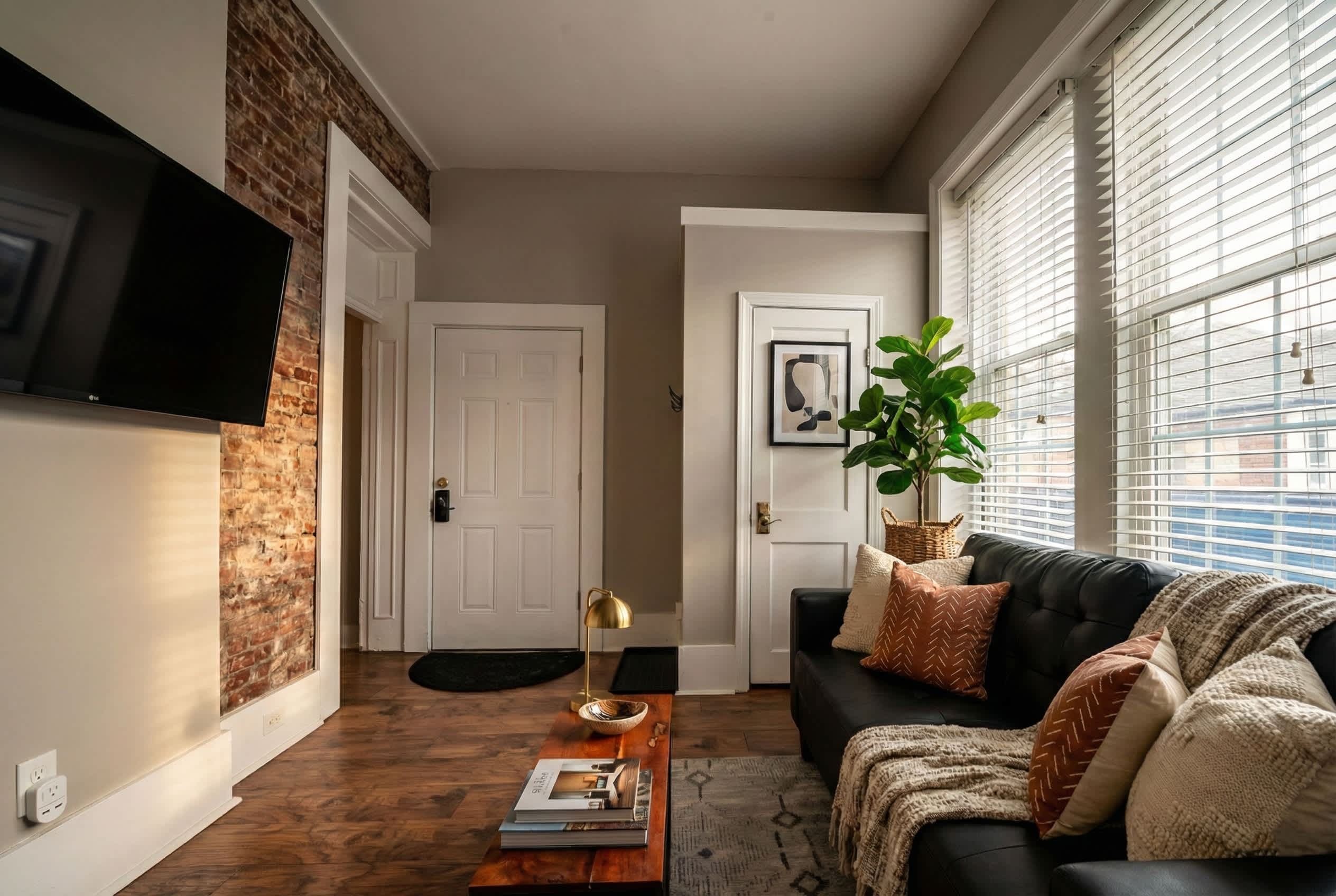 Stylish Historic Apartment - Queen Bed, Fast WiFi, Easy Parking! 2