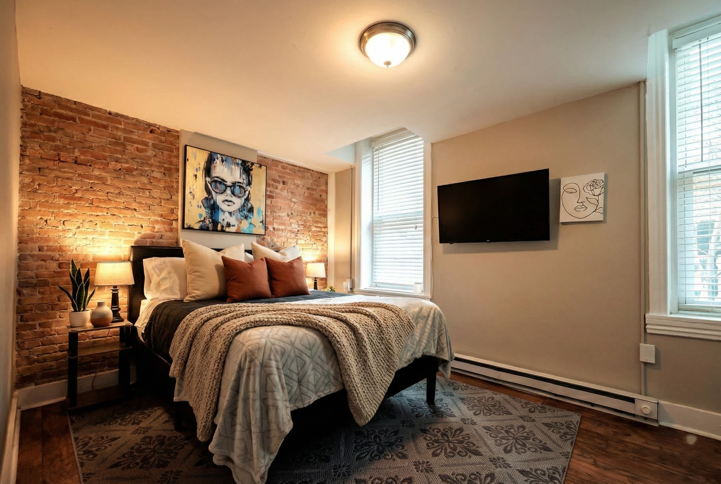 Stylish Historic Apartment - Queen Bed, Fast WiFi, Easy Parking! 4