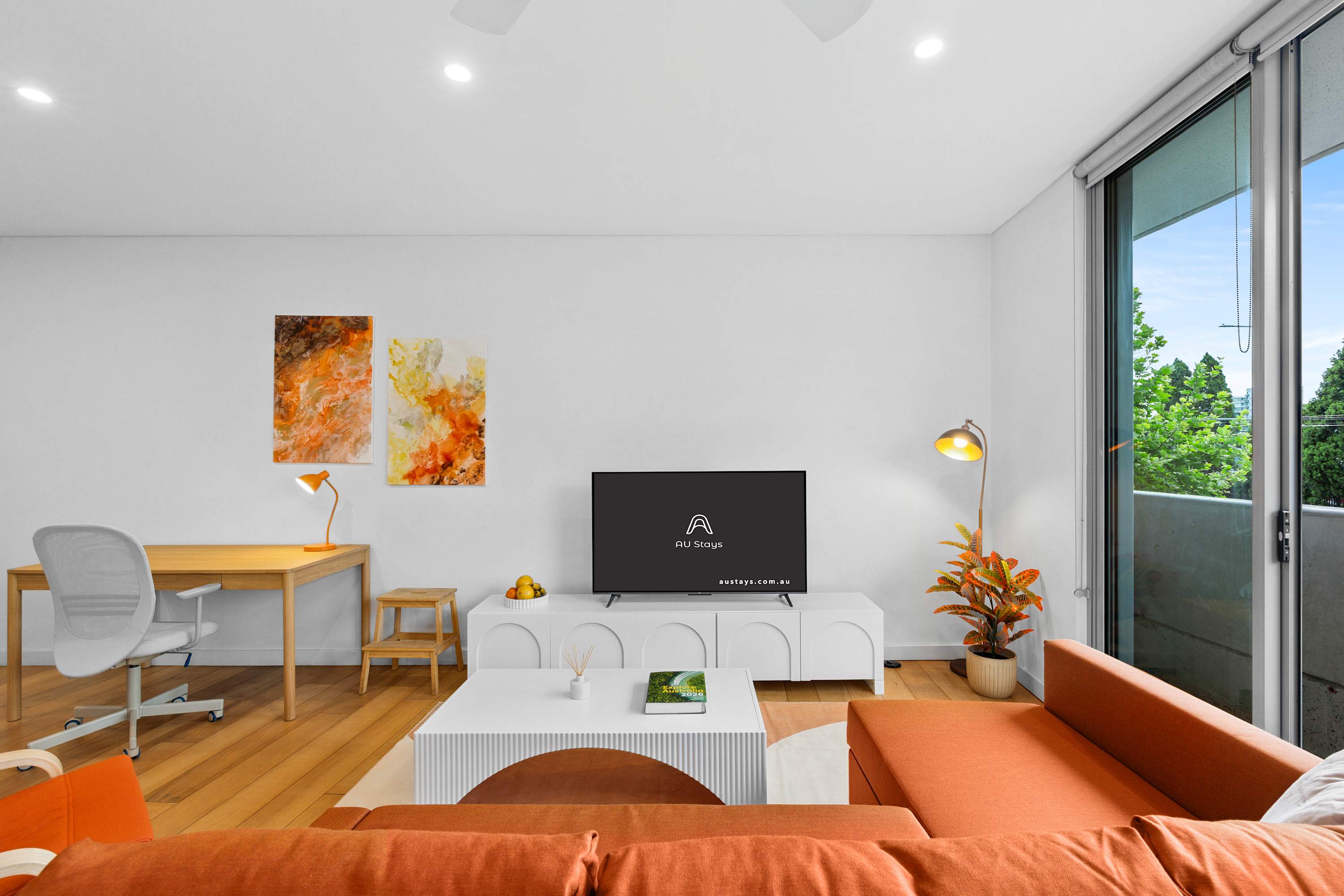 Central art-filled 2 beds with balcony & aircon