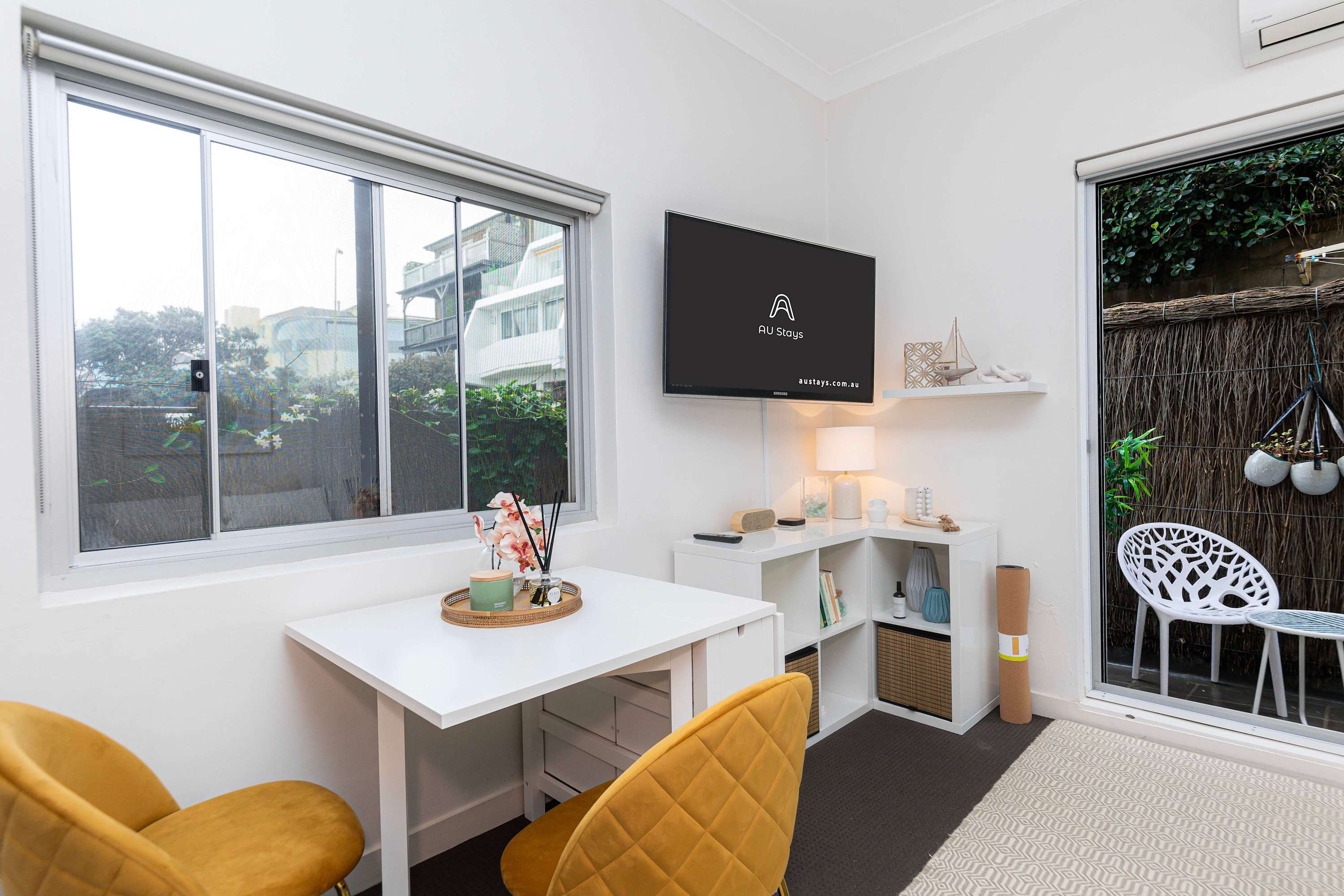 Bright beachfront studio with terrace & aircon