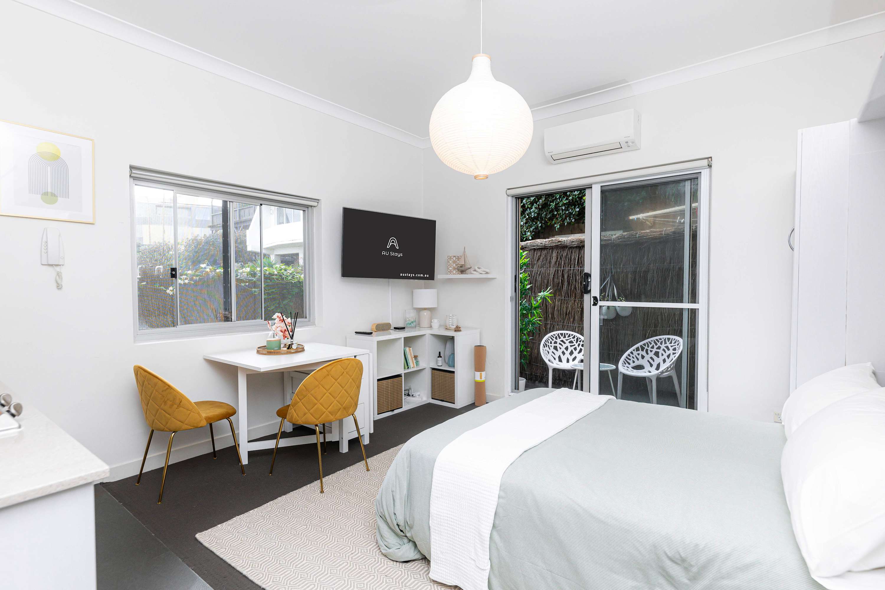 Bright beachfront studio with terrace & aircon