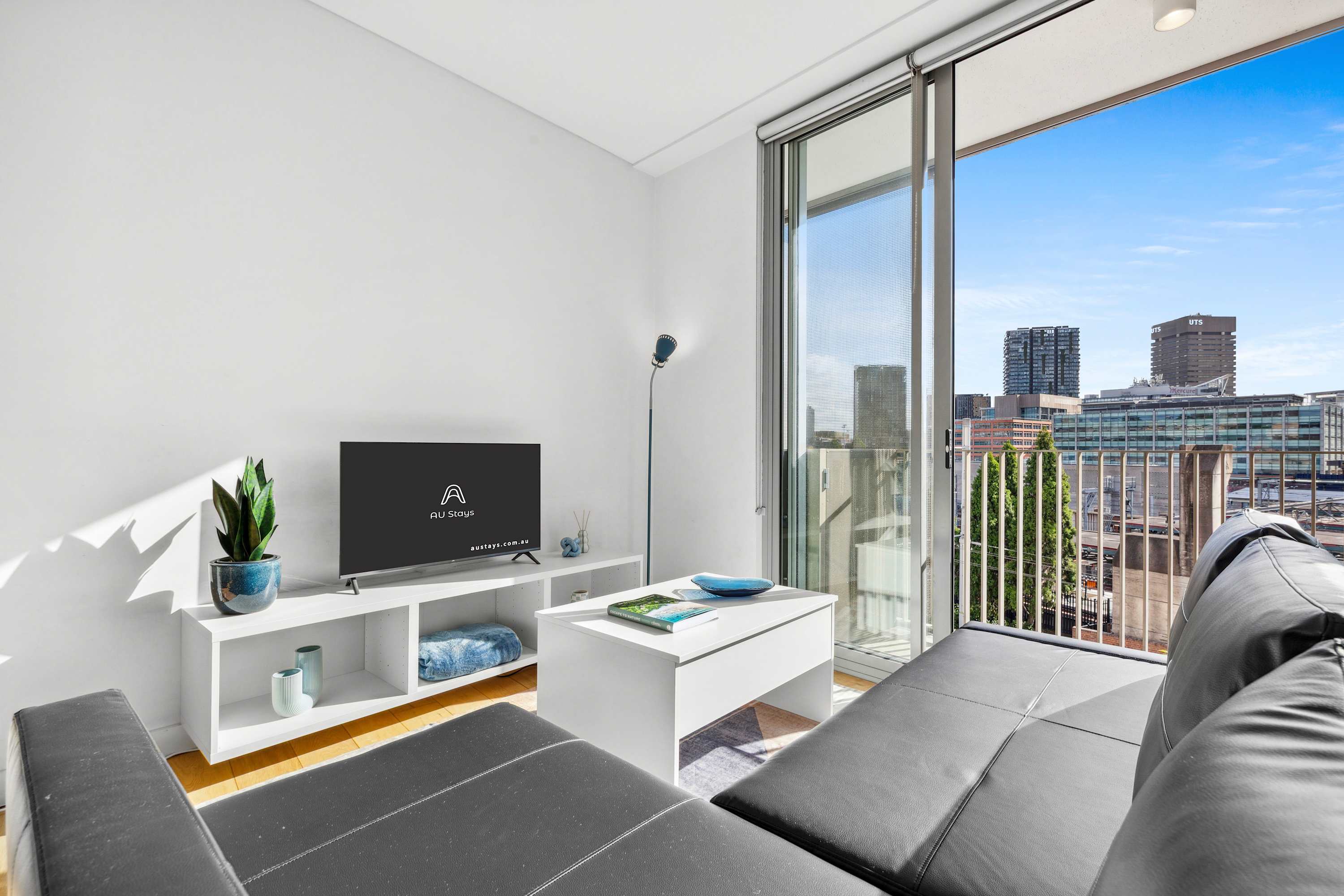 Central art-deco 1bed with balcony & aircon