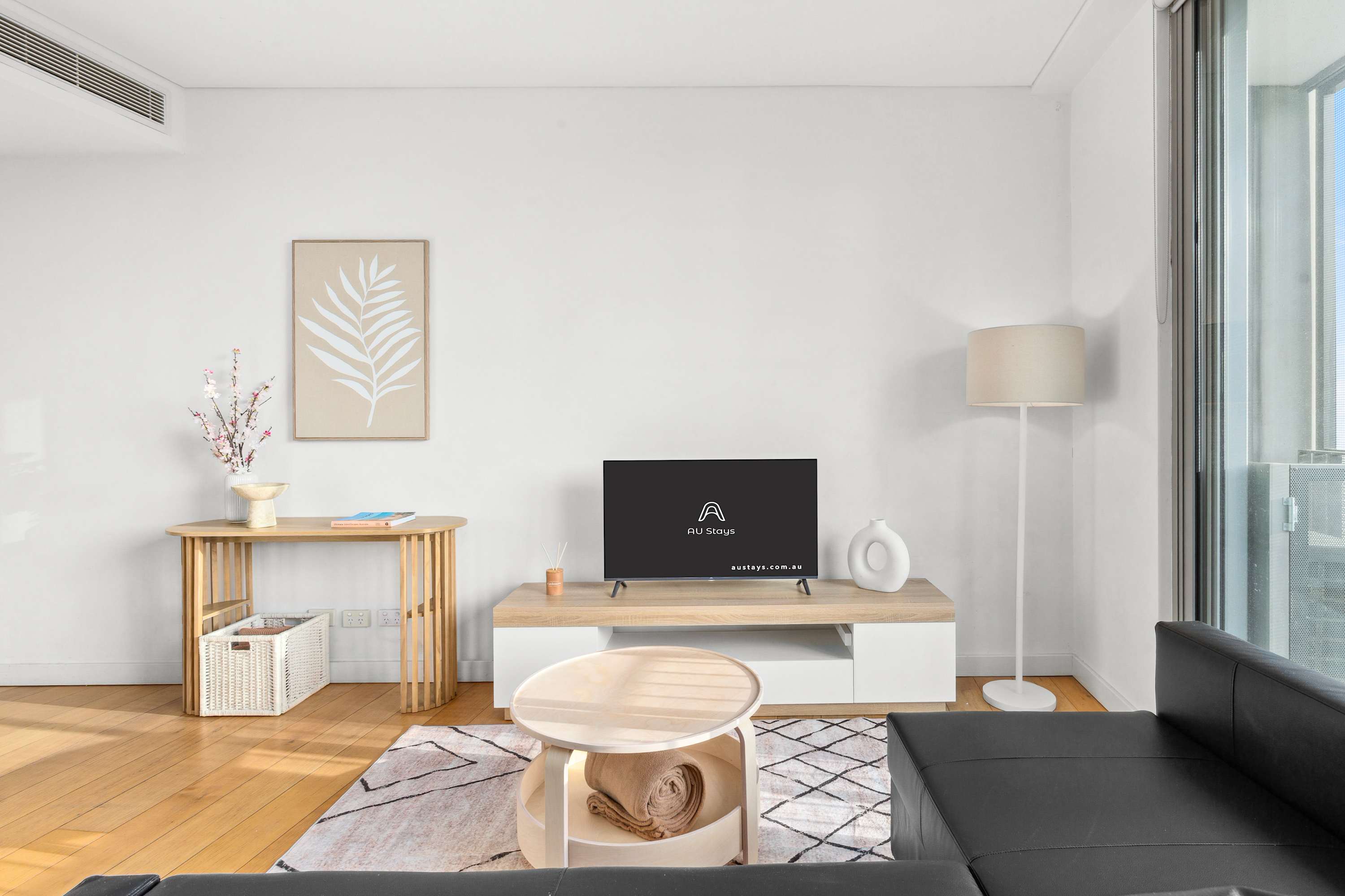 Central peaceful 1 bedroom with balcony & aircon