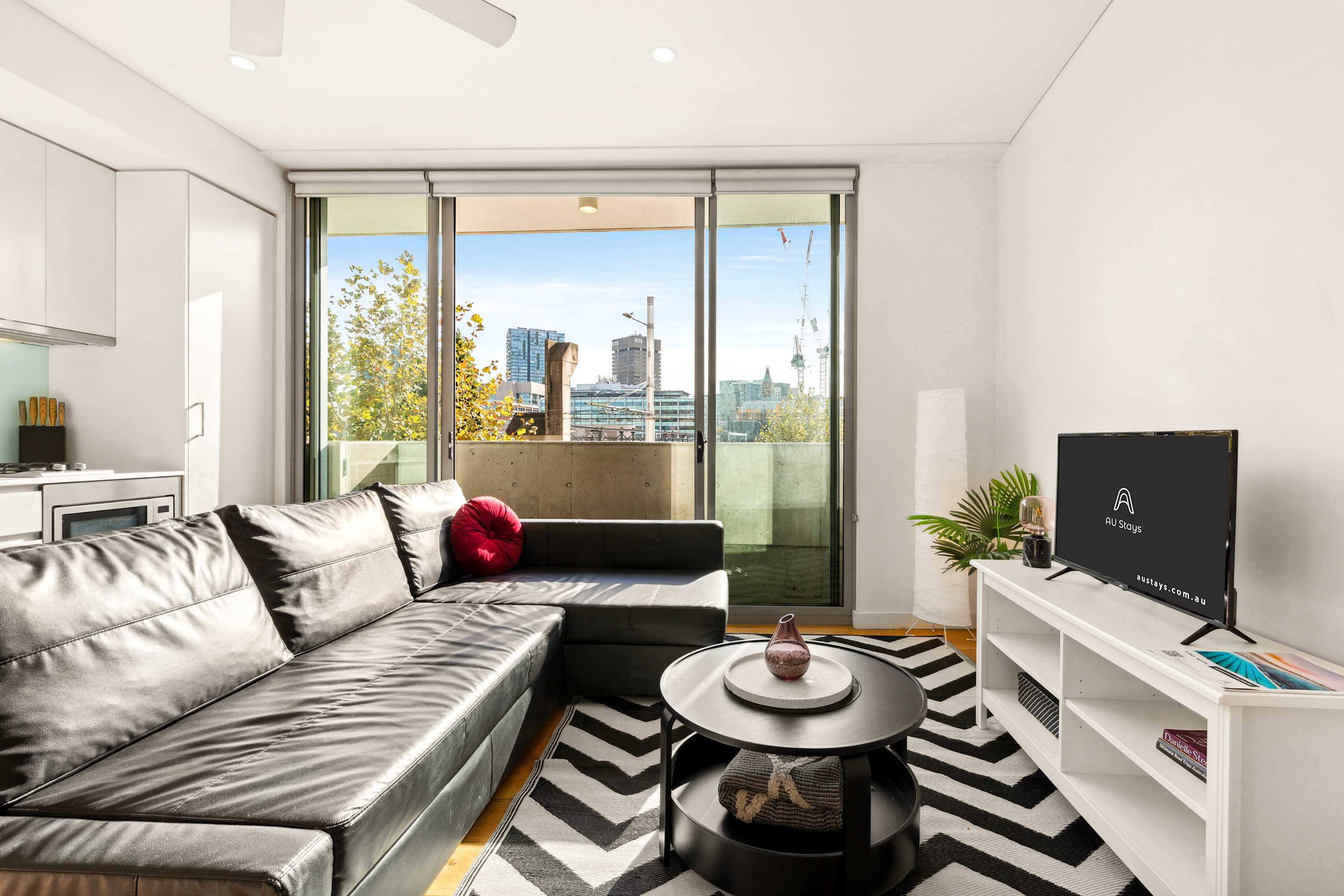 Central, modern 1 bedroom with air-con & balcony