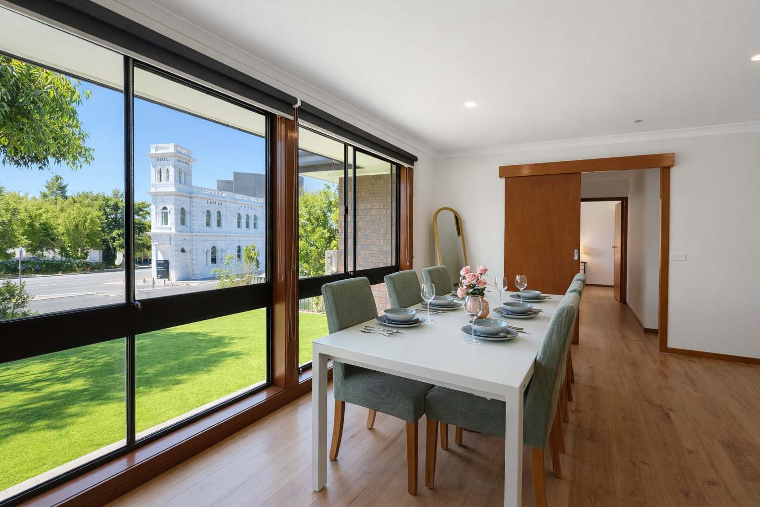 Light-Filled and Spacious 3BR Unit Near Yarra River