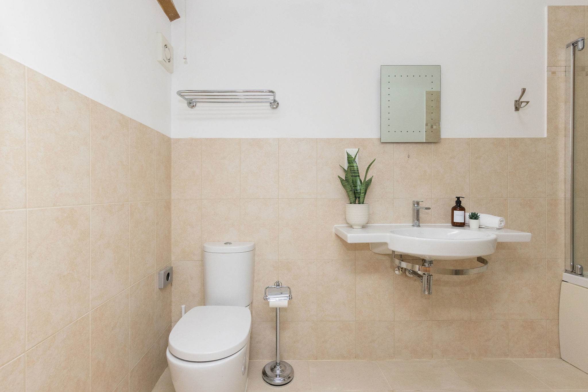 Ensuite to Buttercup, with shower over bath, WC and sink.