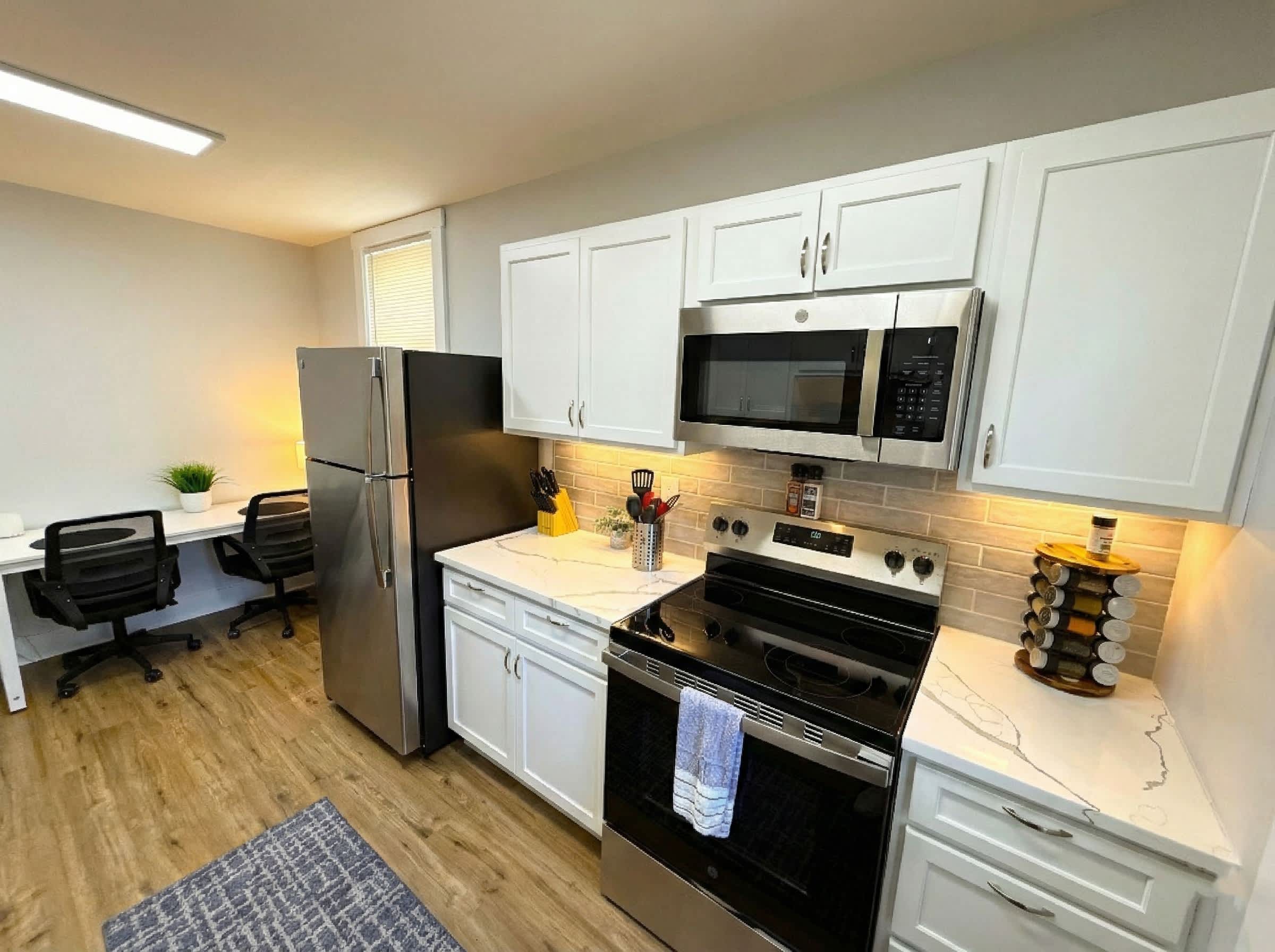 Cozy unit, King bed & laundry 3