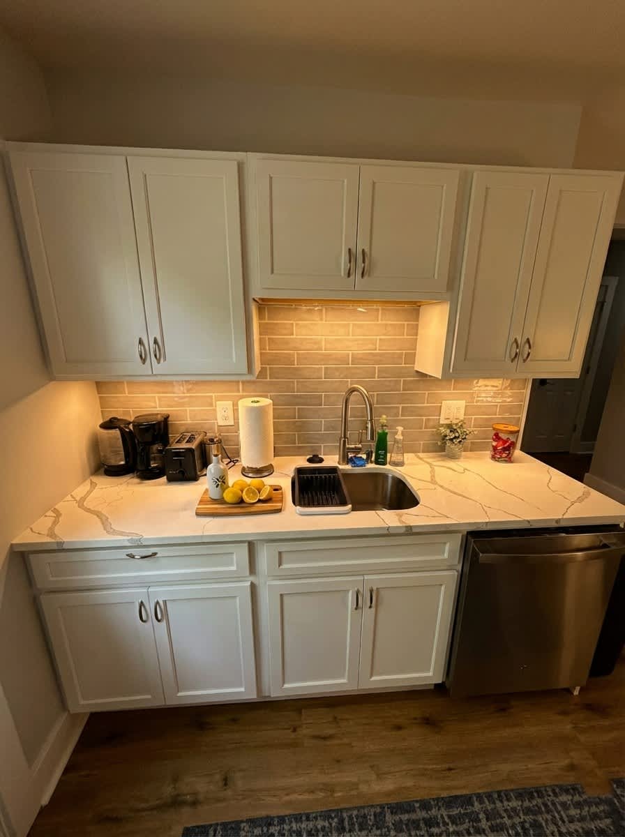 Cozy unit, King bed & laundry 4