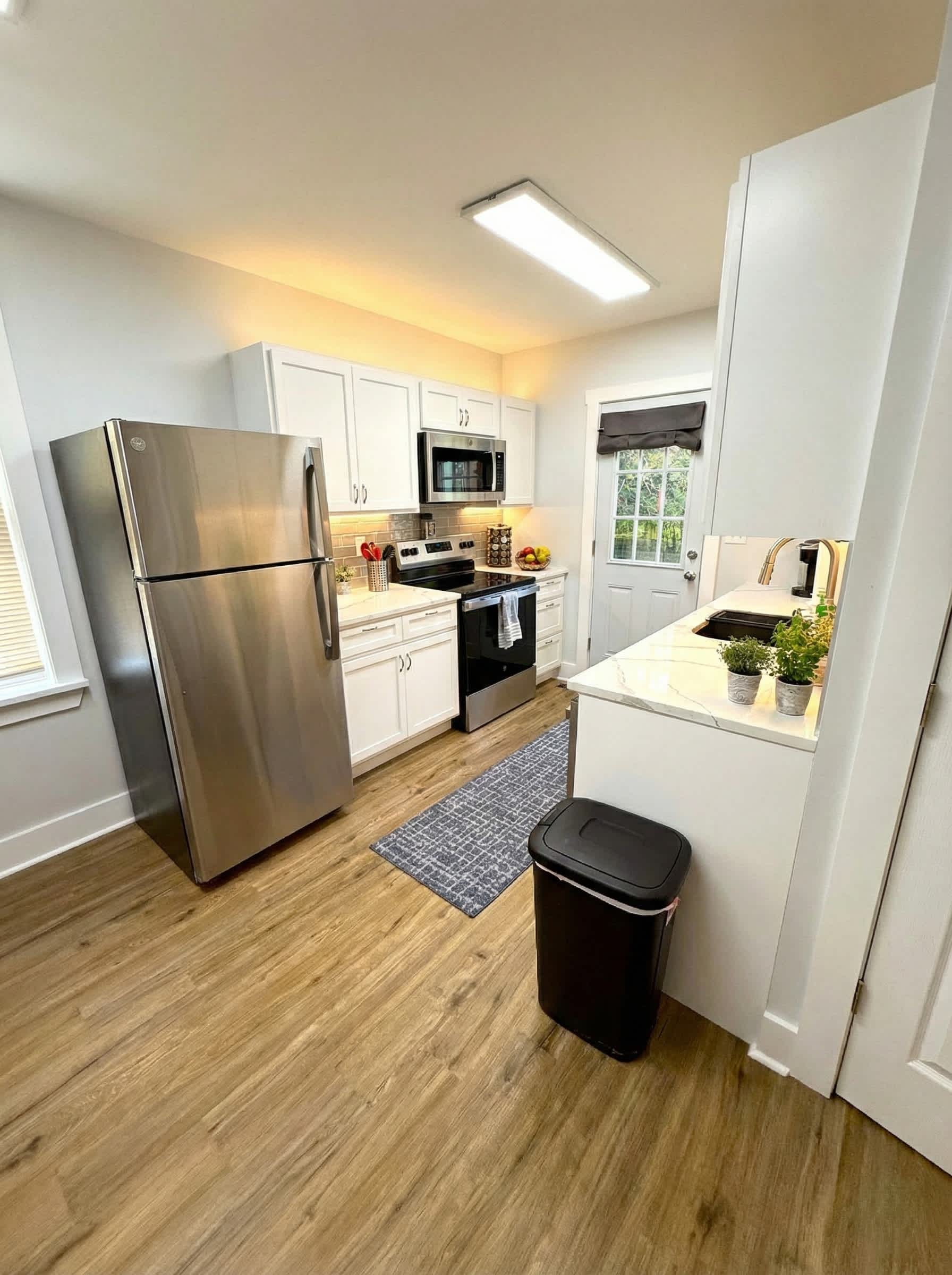 Cozy unit, King bed & laundry 6