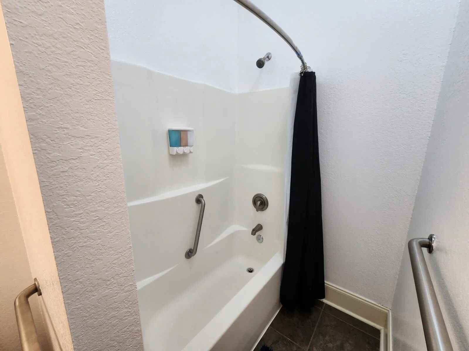 30A Inn Suites Signature King Suite 104 | Photo 4