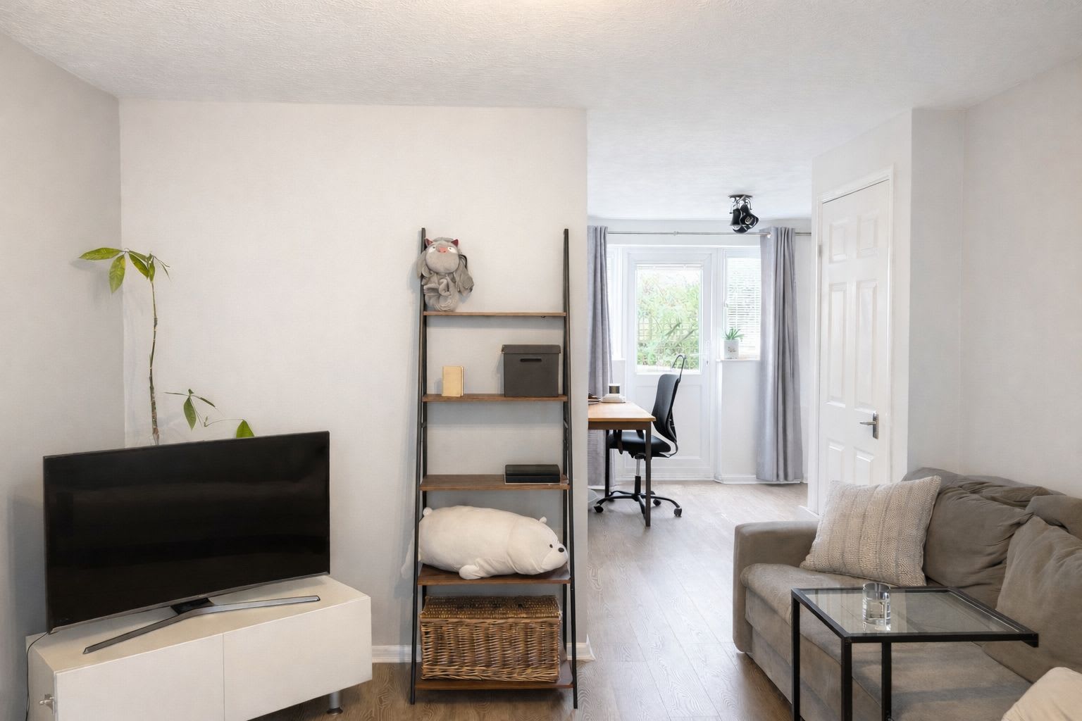 Smart Home with Garden & Private Parking