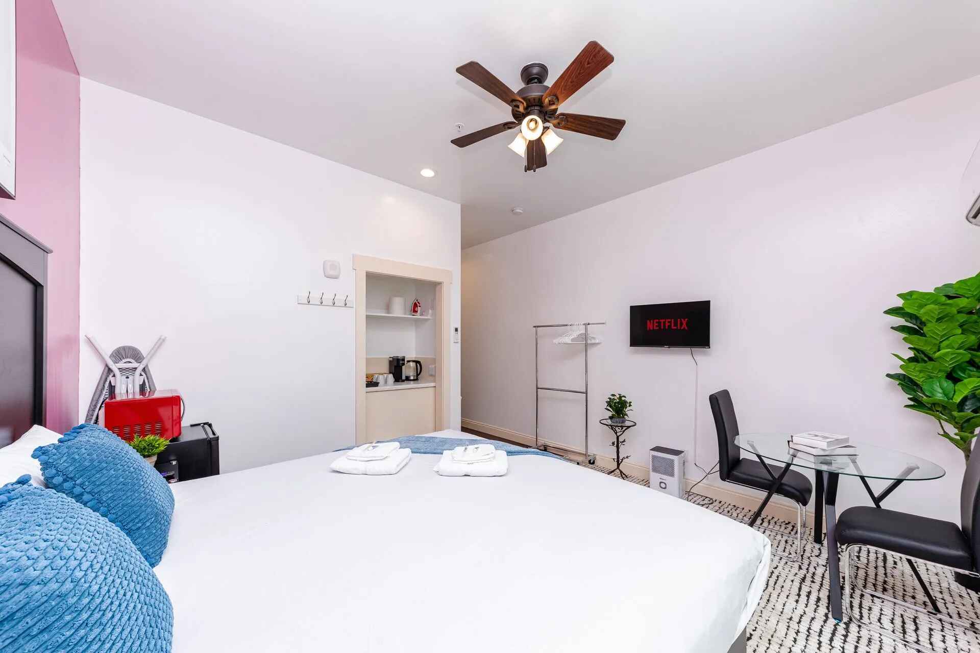 30A Inn Suites Superior Room King Queen 31 11