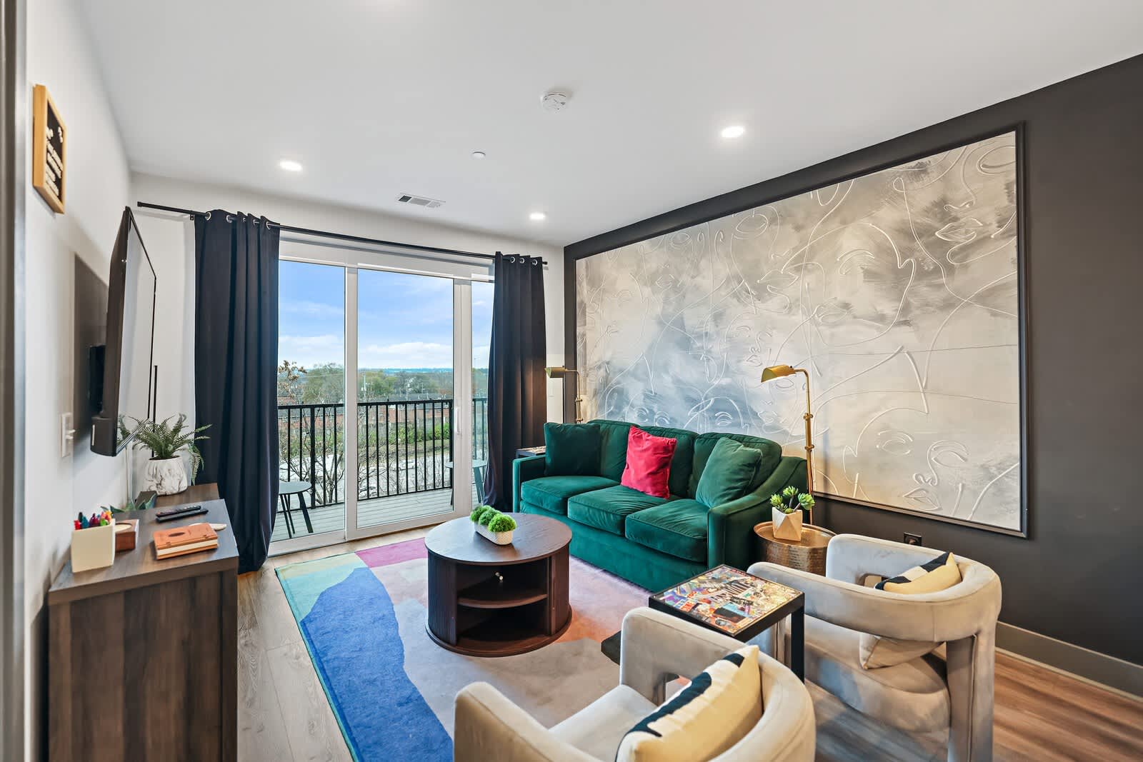 Modern Condo for 6 with Rooftop & Gym, Near DT!