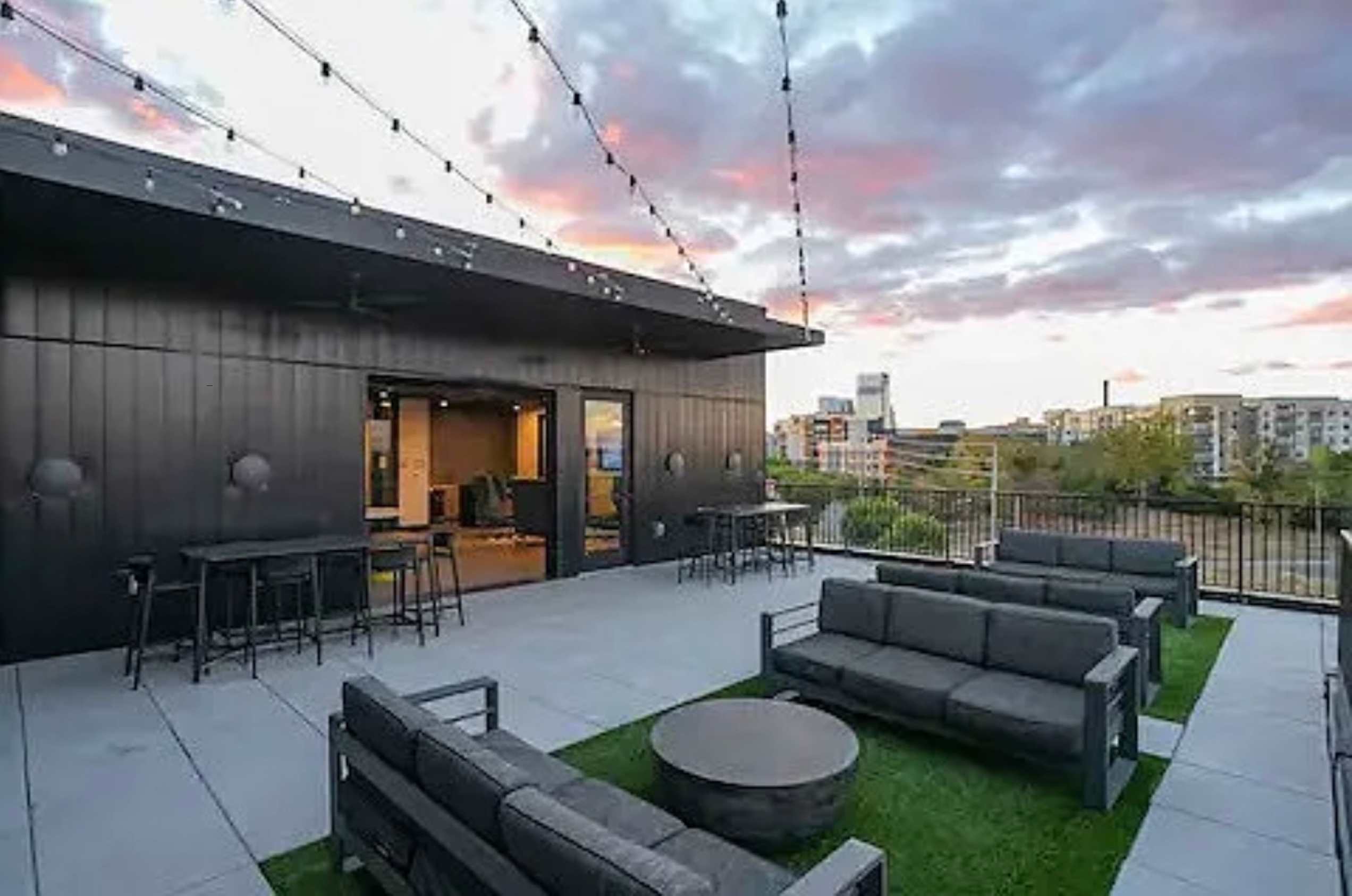 Take advantage of the complex roof-top deck