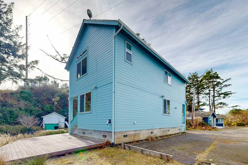 Riverfront Home, 3 Blocks to Beach | Canal Cottage